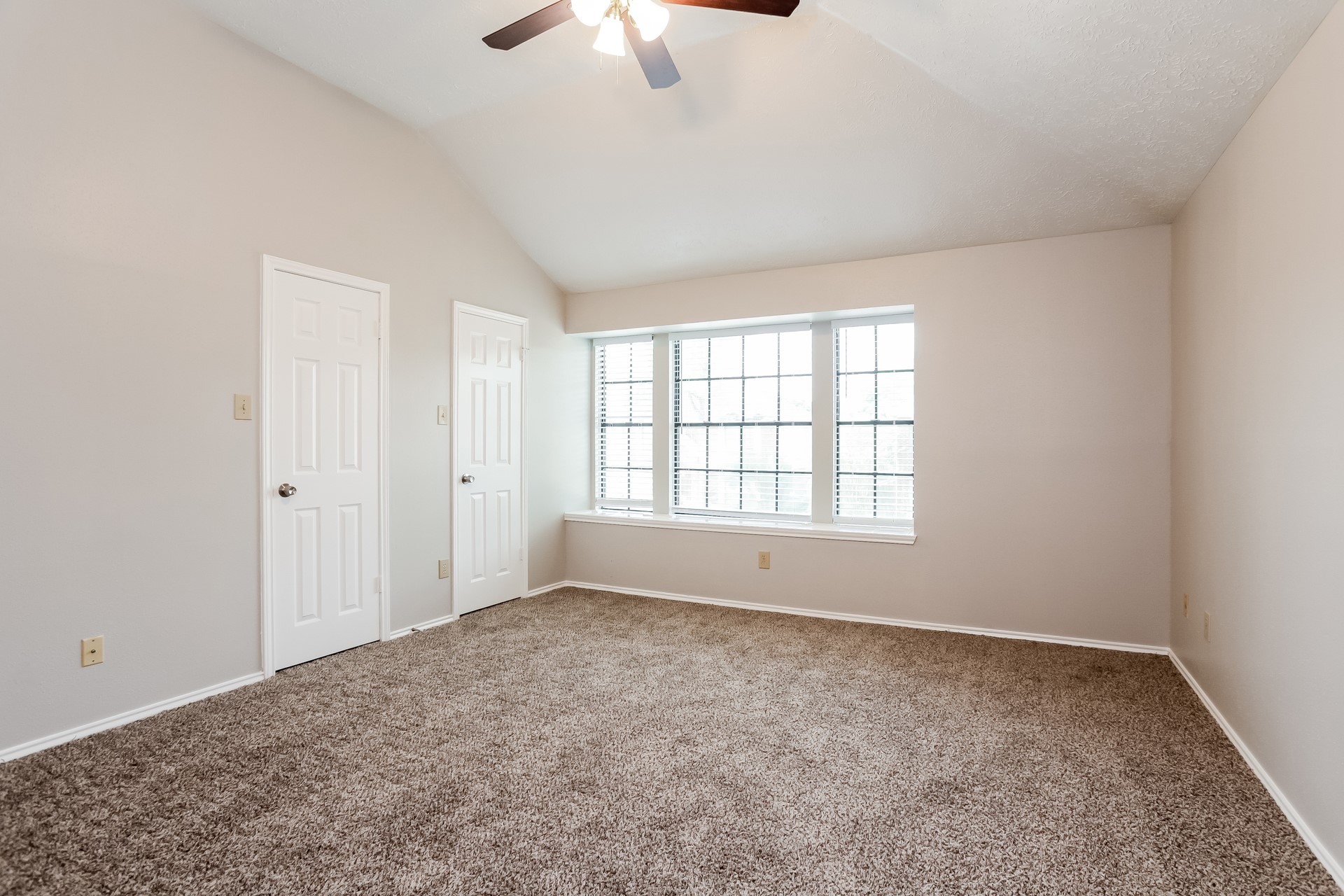 16327 Elmwood Point Lane Property Photo 11