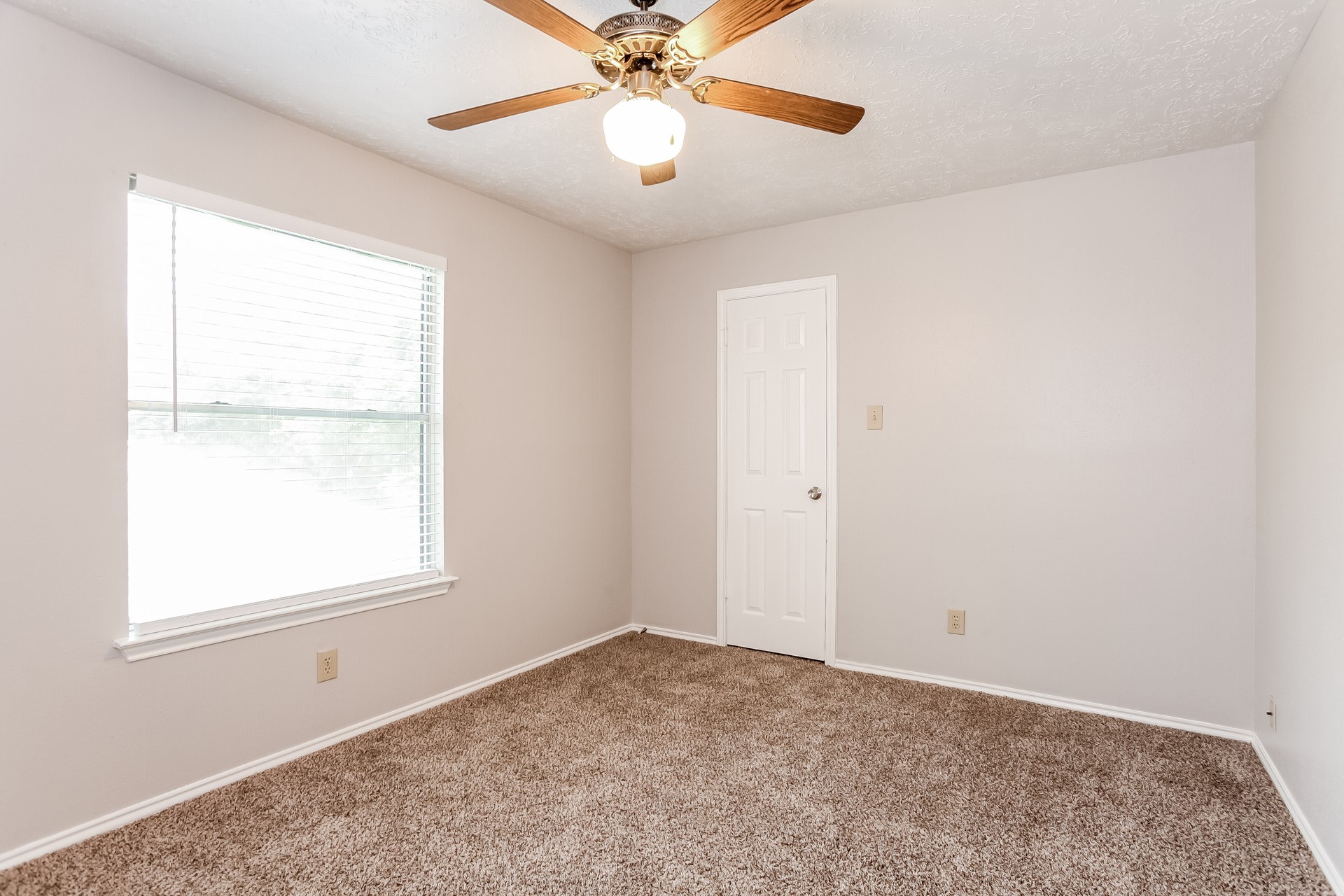 16327 Elmwood Point Lane Property Photo 12