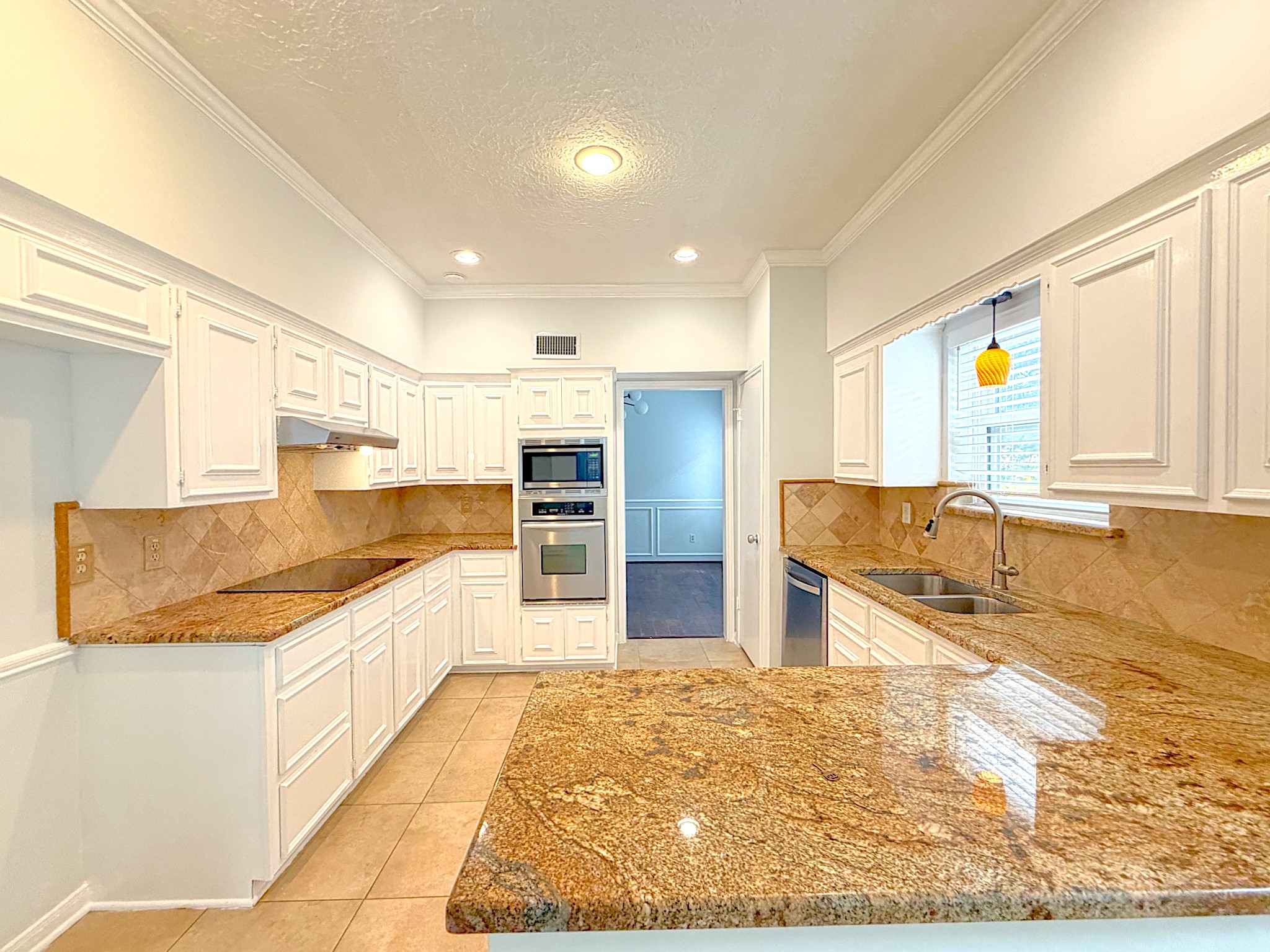 2210 Redcliff Drive Property Photo 3