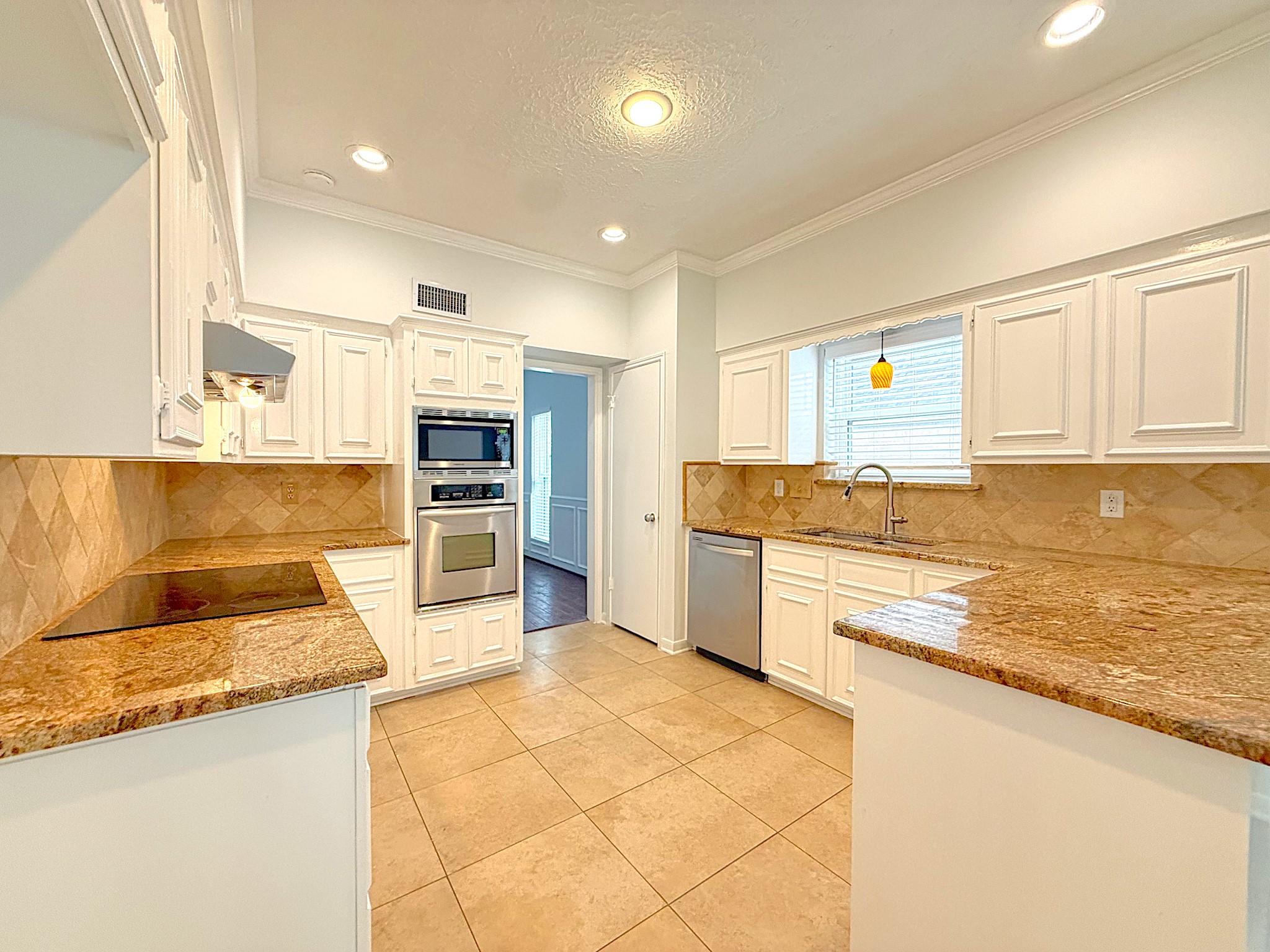 2210 Redcliff Drive Property Photo 4