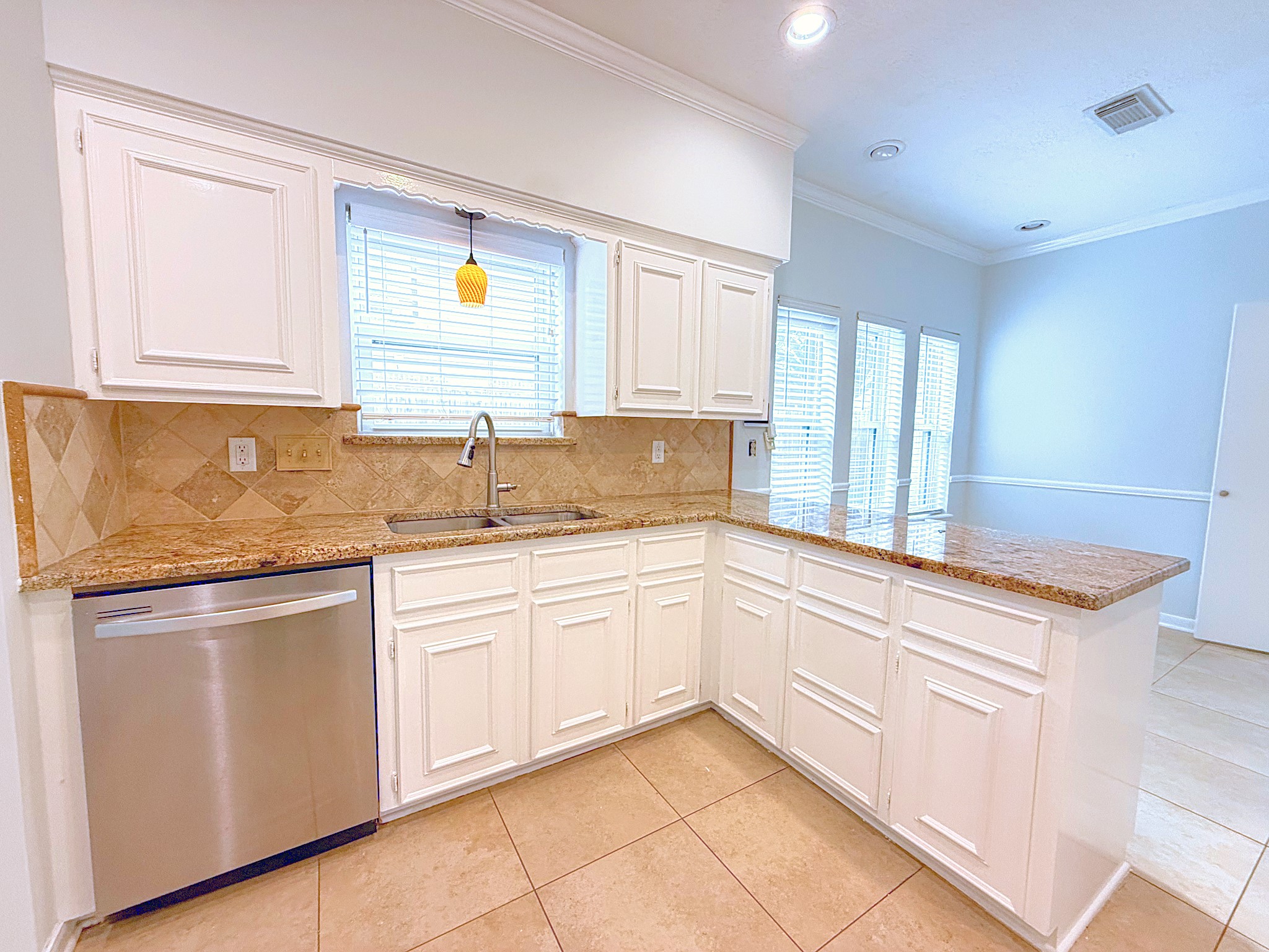 2210 Redcliff Drive Property Photo 6