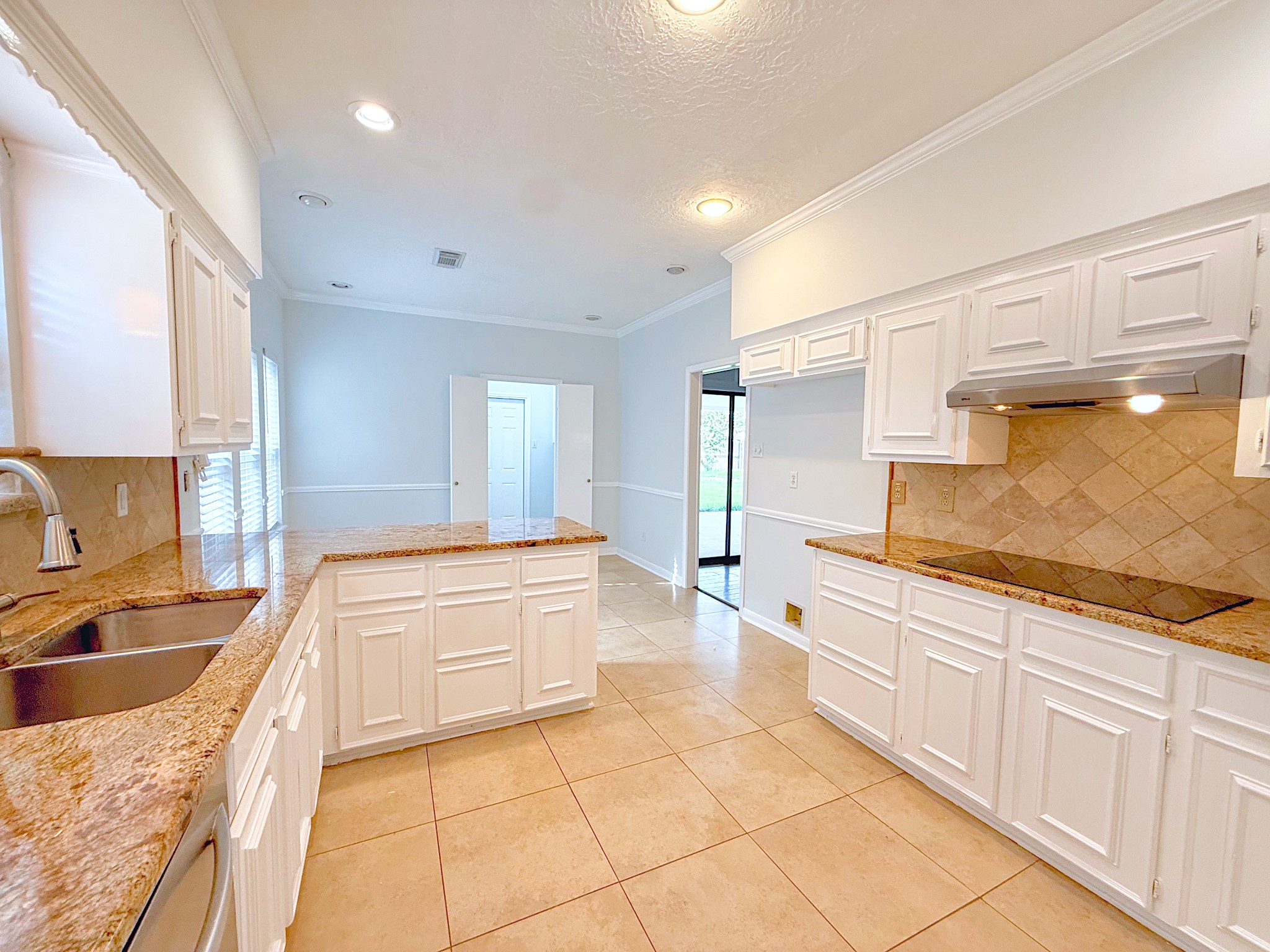 2210 Redcliff Drive Property Photo 8
