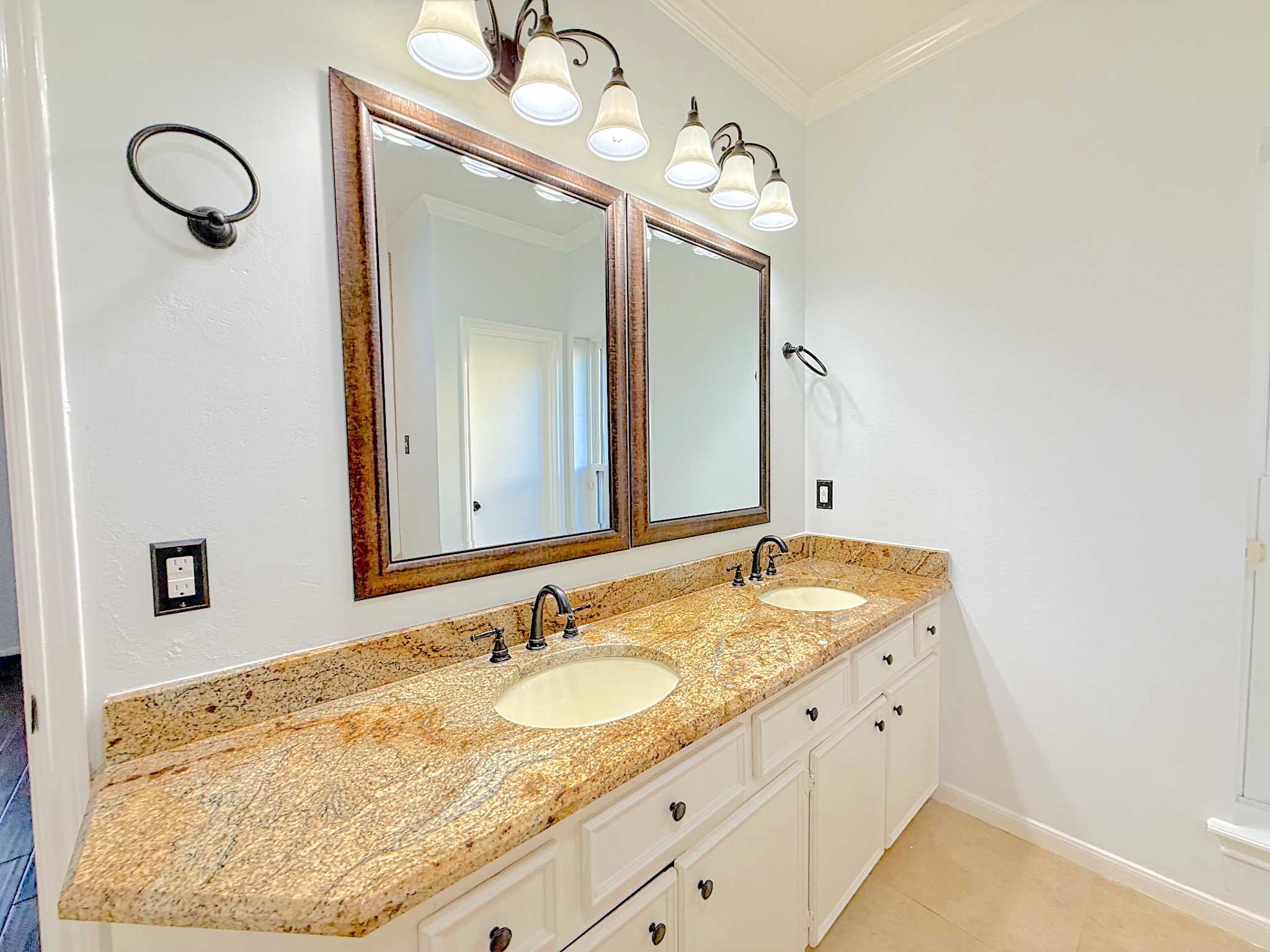 2210 Redcliff Drive Property Photo 13