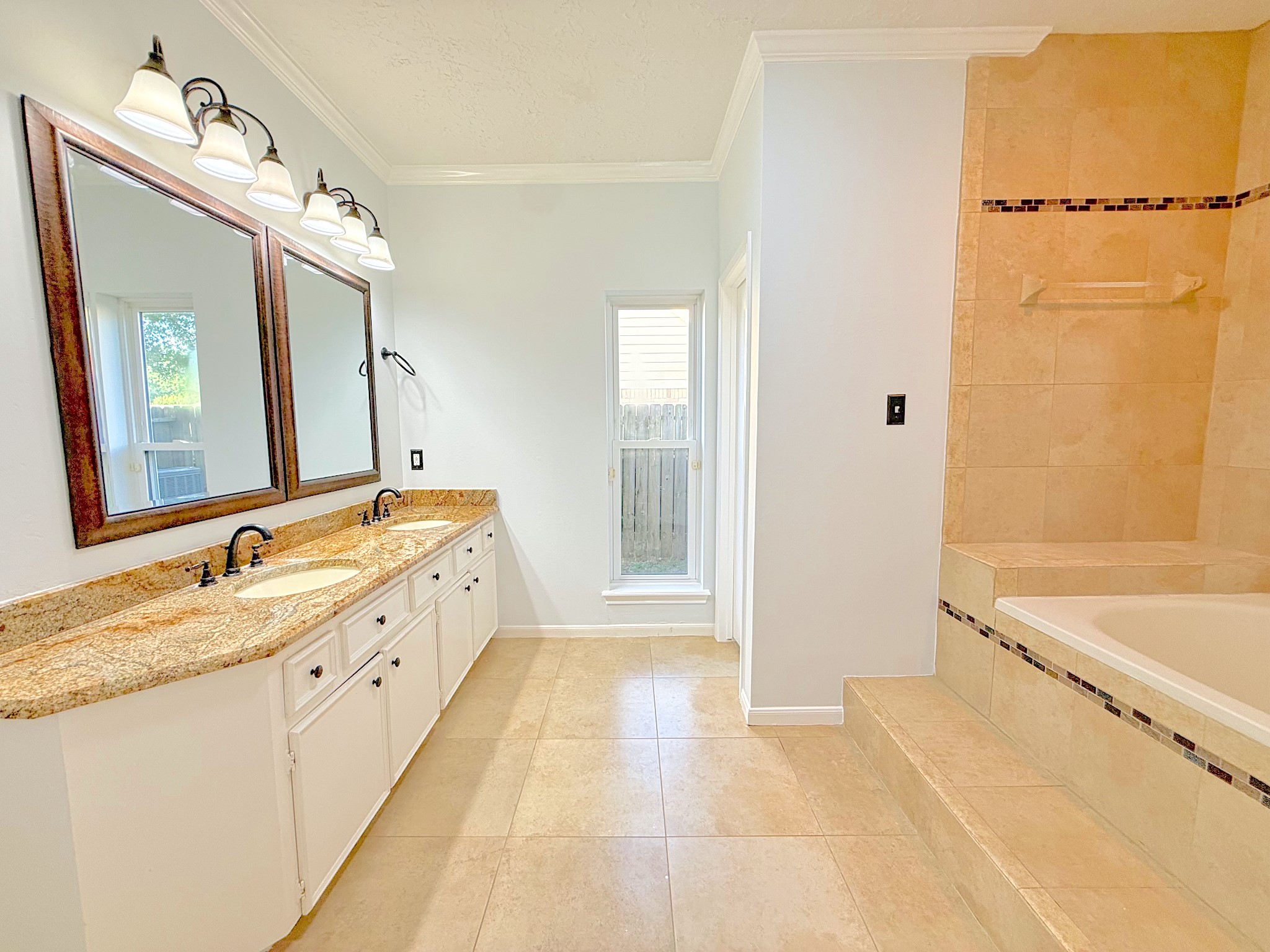 2210 Redcliff Drive Property Photo 15