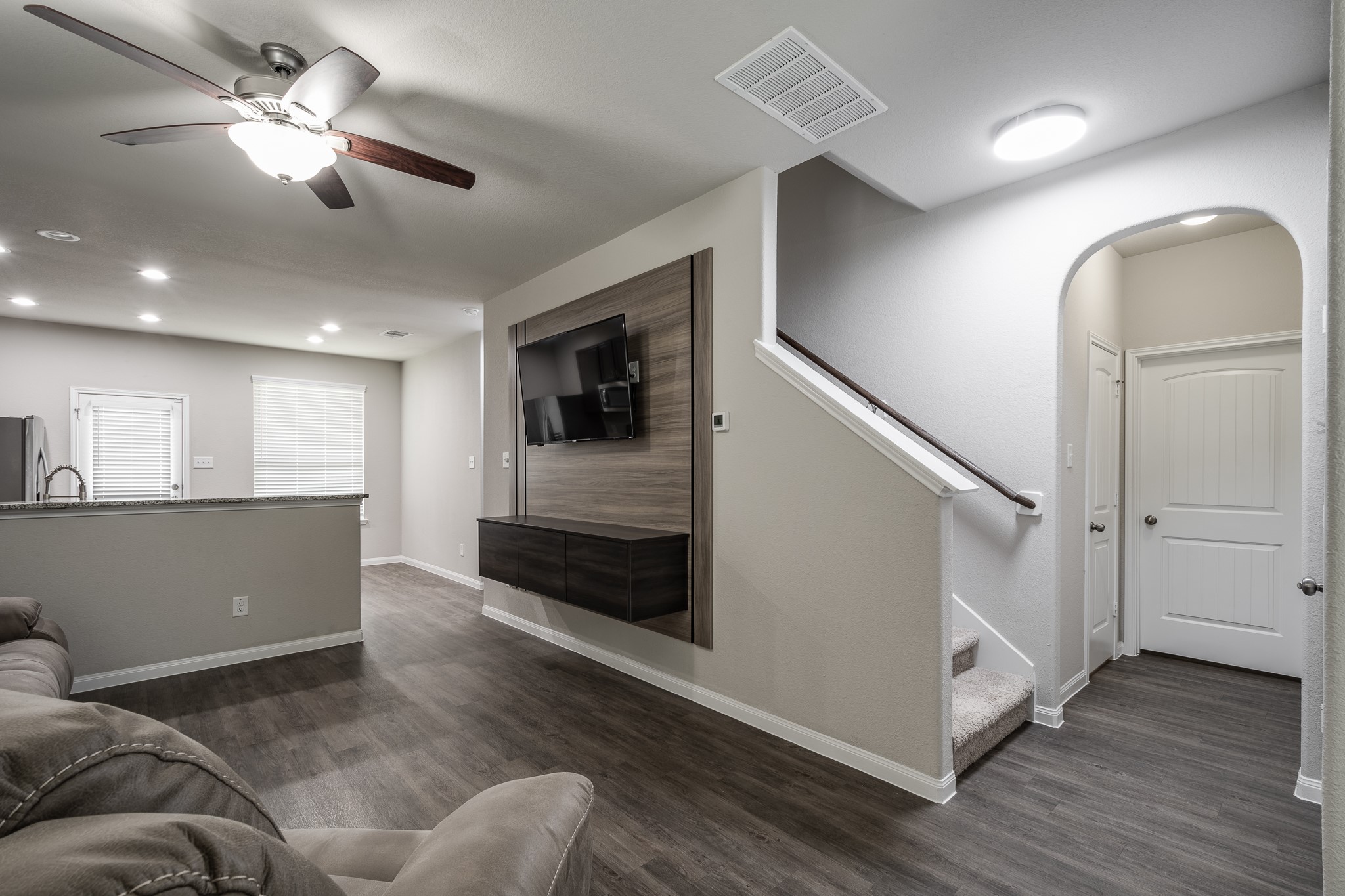 17542 Holroyd Road Property Photo 6