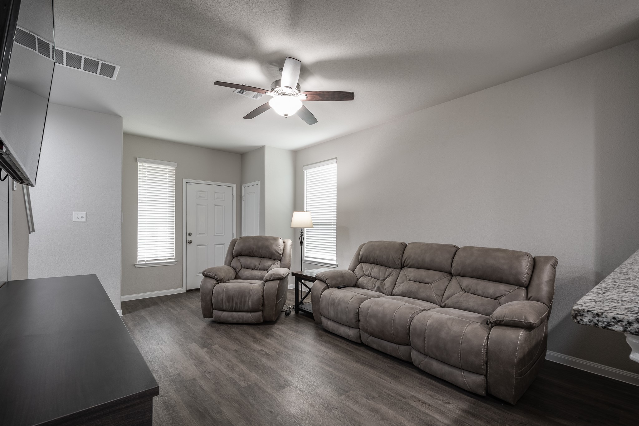 17542 Holroyd Road Property Photo 8