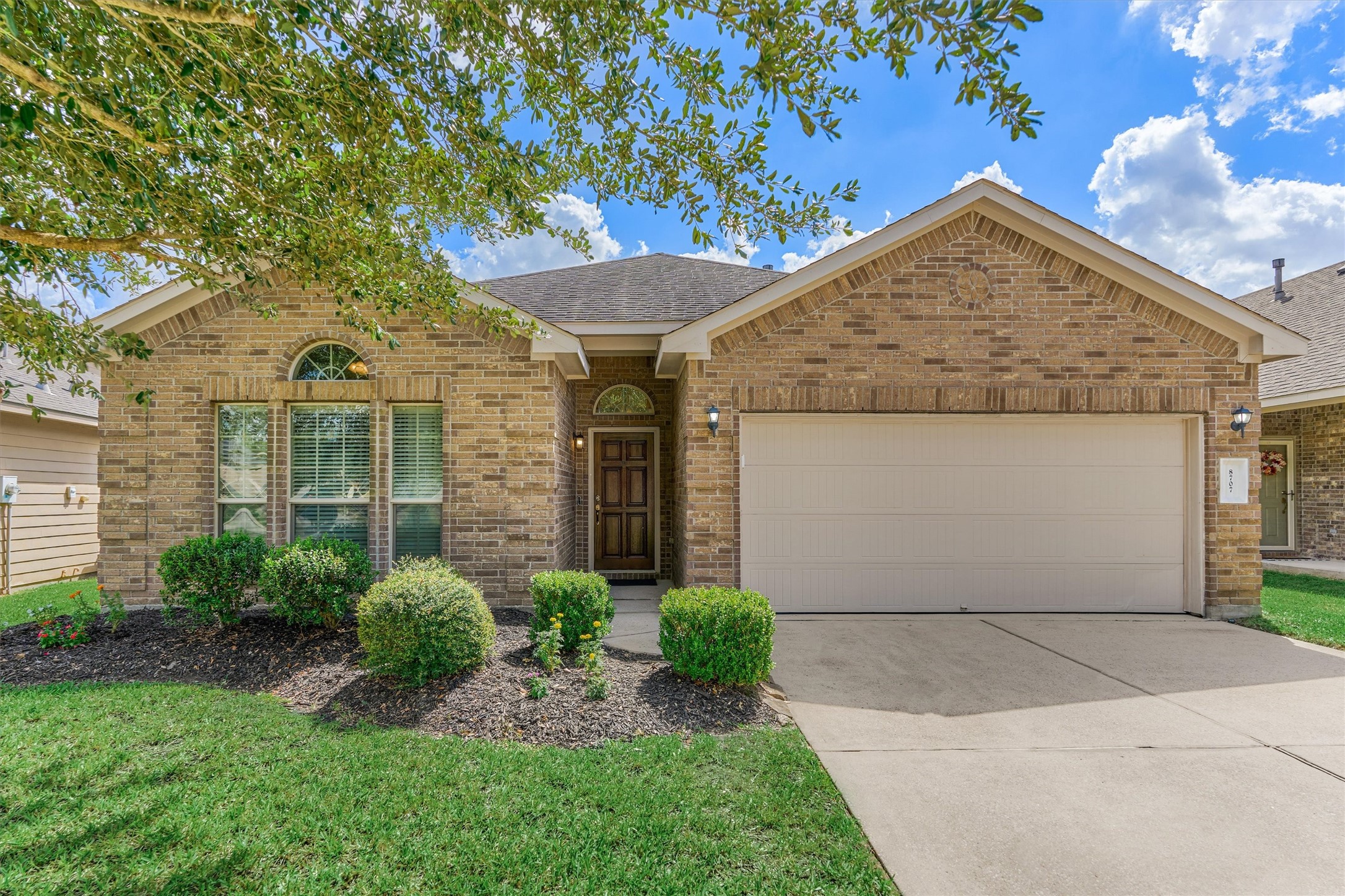 8707 Auburn Mane Drive Property Photo 5