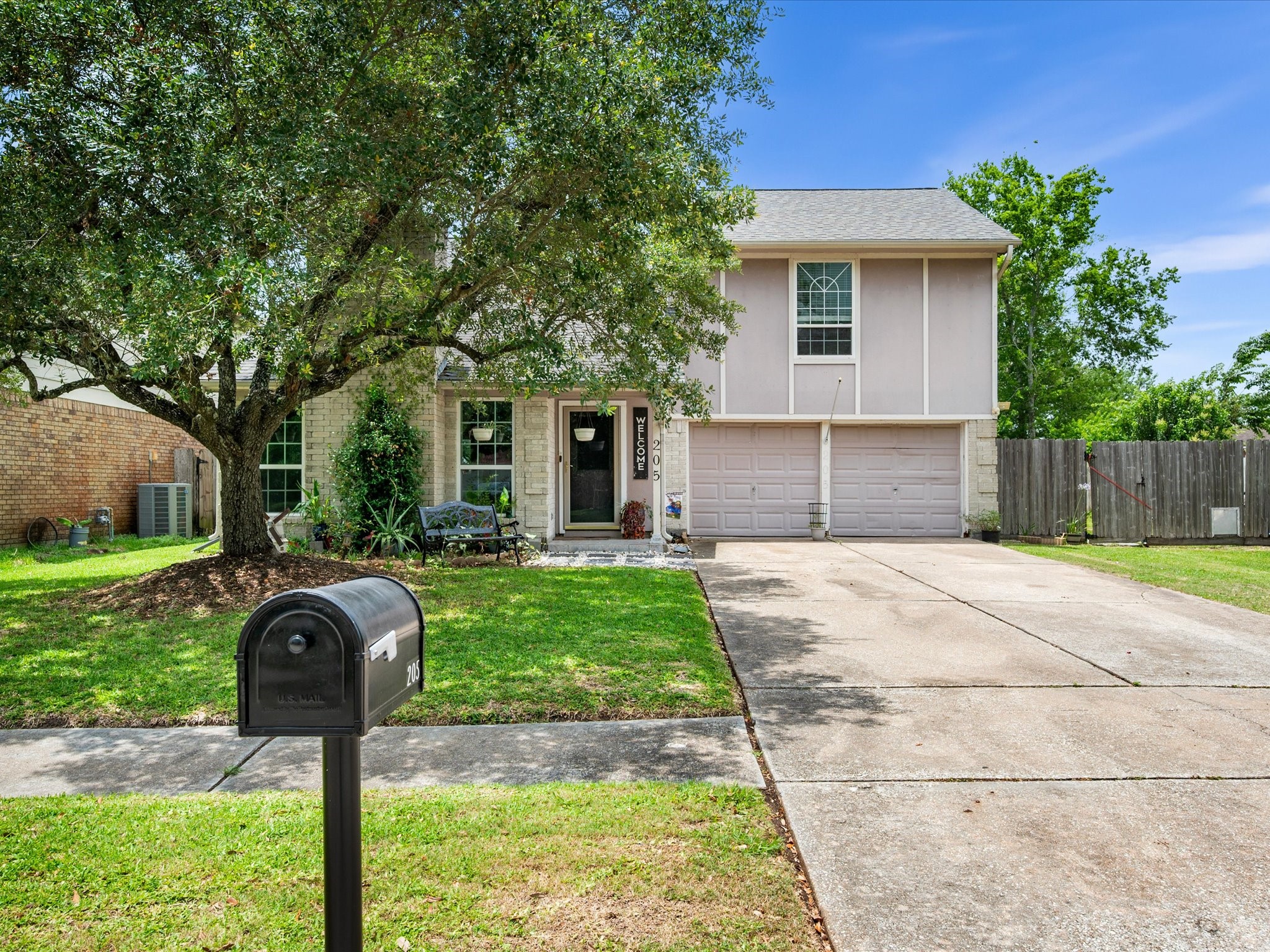 205 Oak Harbor Dr Property Photo 1
