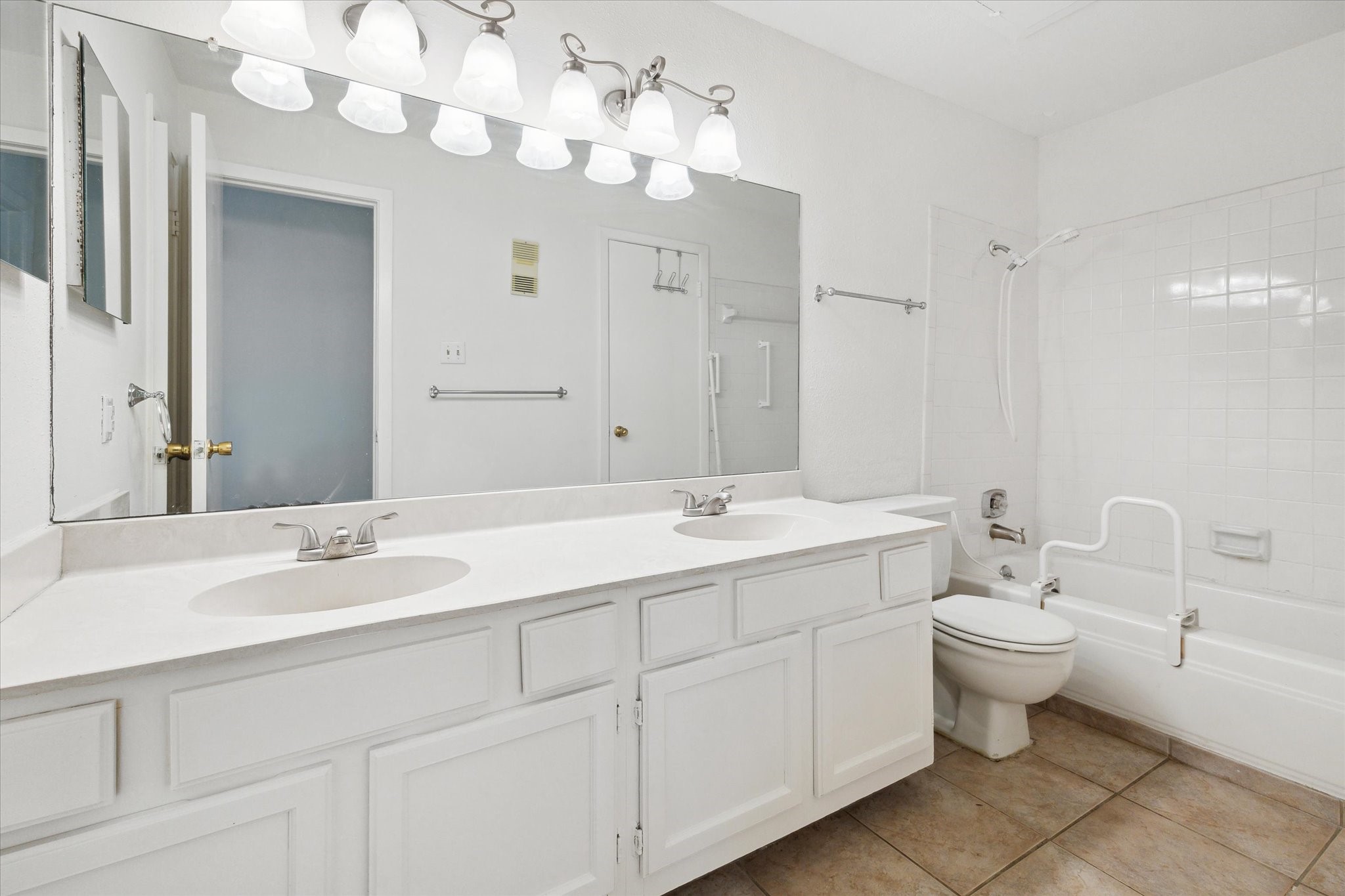2425 Augusta Drive 7 Property Photo 9
