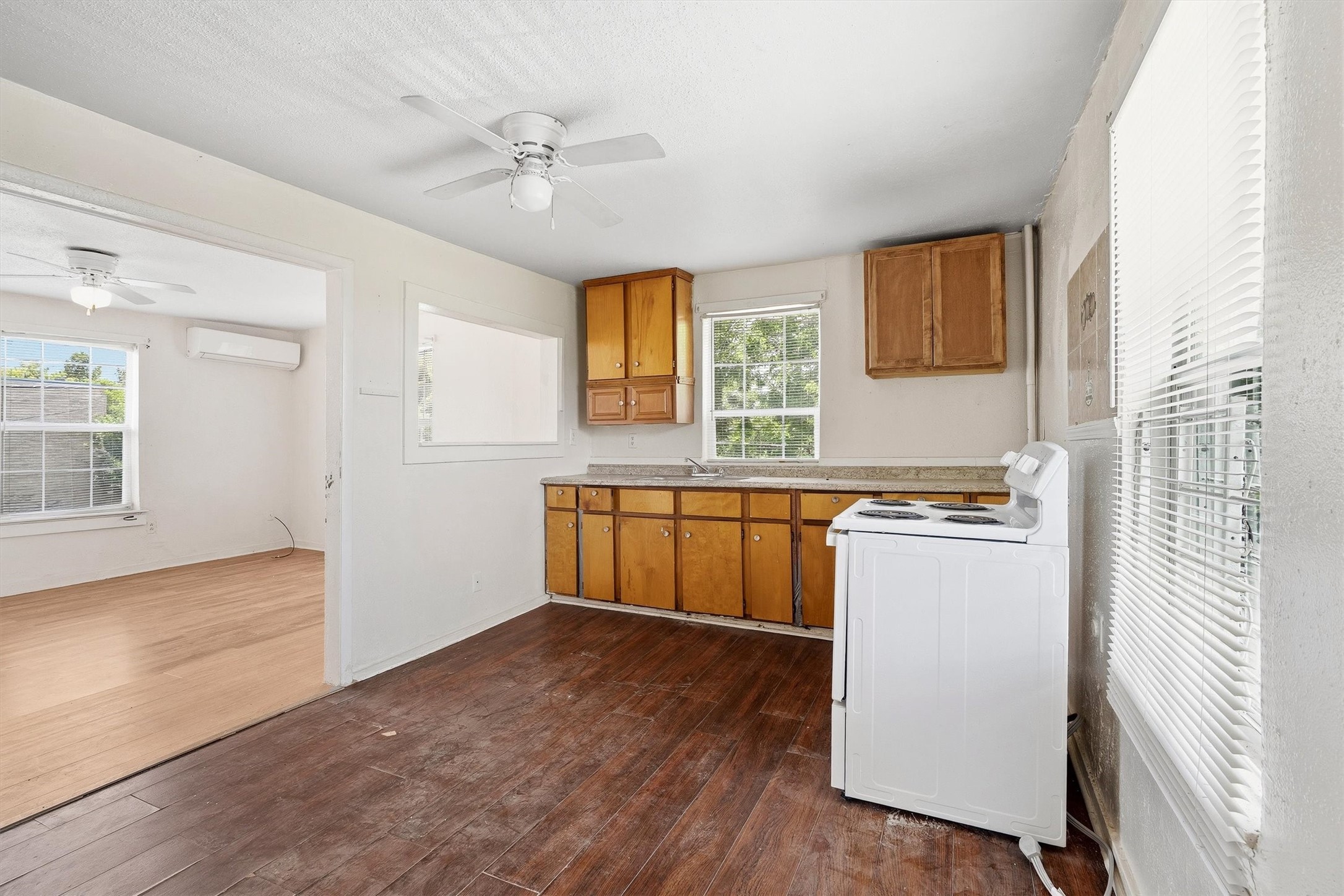 4233 Dupont Street Property Photo 6