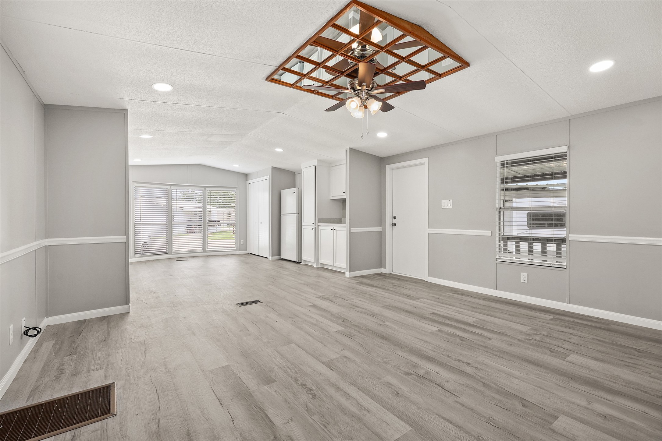 2222 N Austin Avenue 23 Property Photo 6