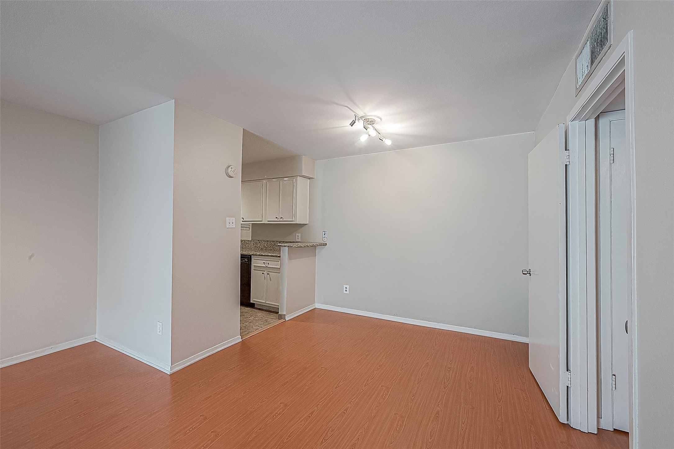 3131 Cummins Street 54 Property Photo 8