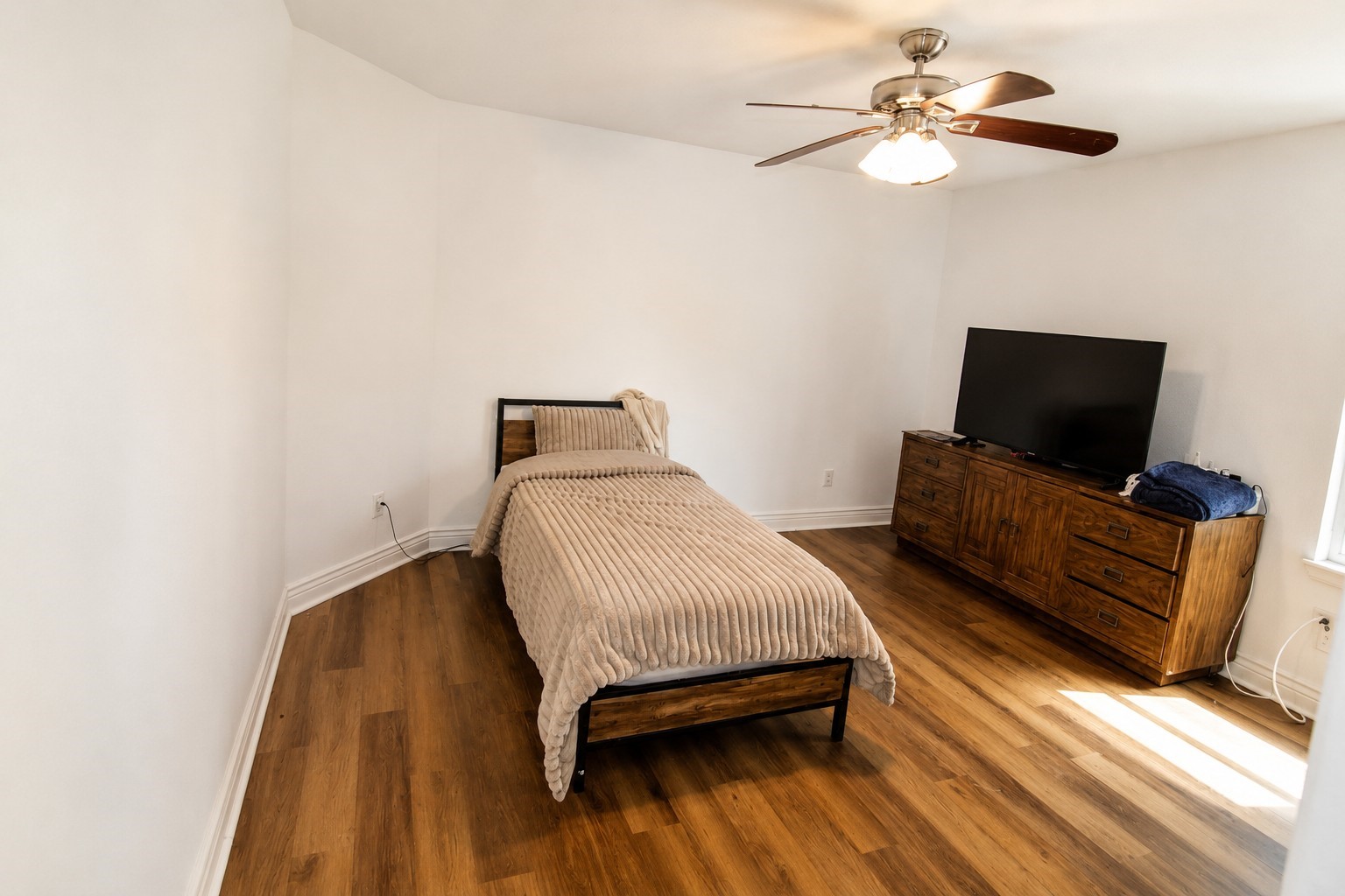 6022 Crakston Street Property Photo 5
