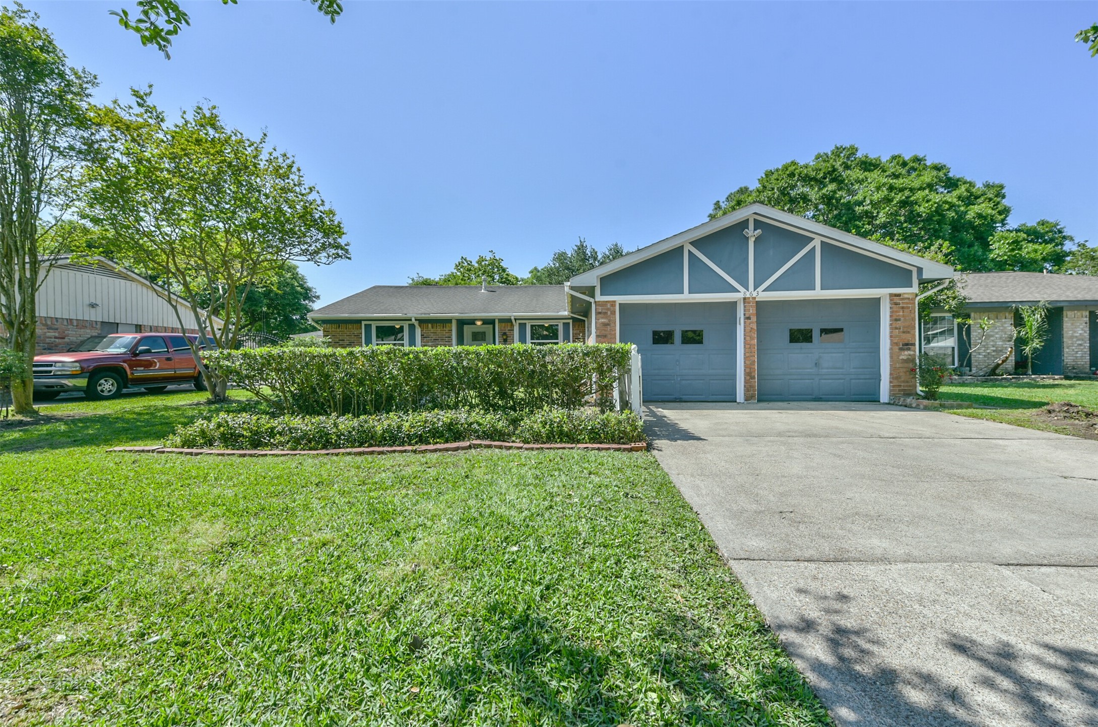 863 Seamaster Drive Property Photo 1