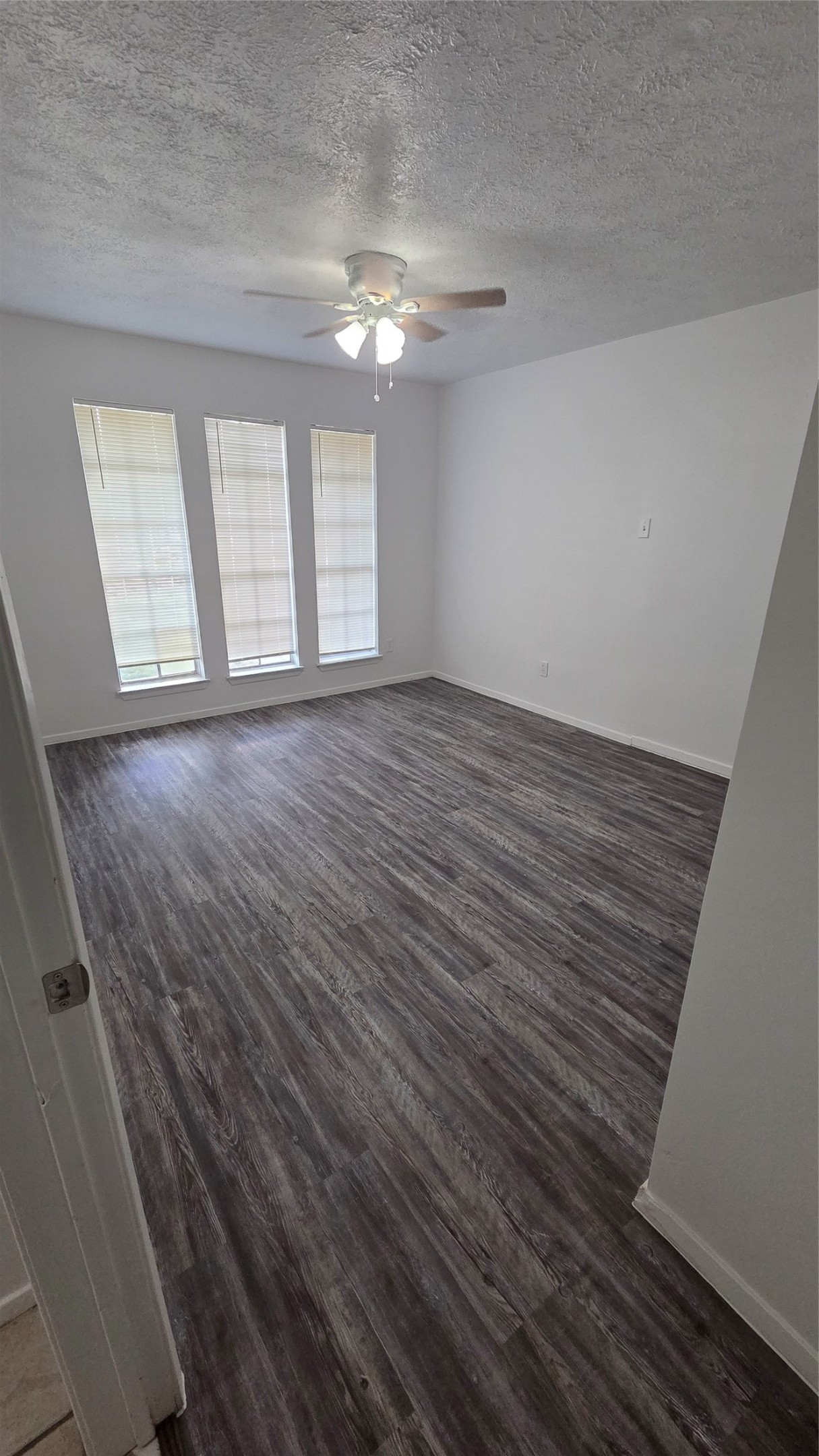19515 Woodglen Drive Property Photo 6