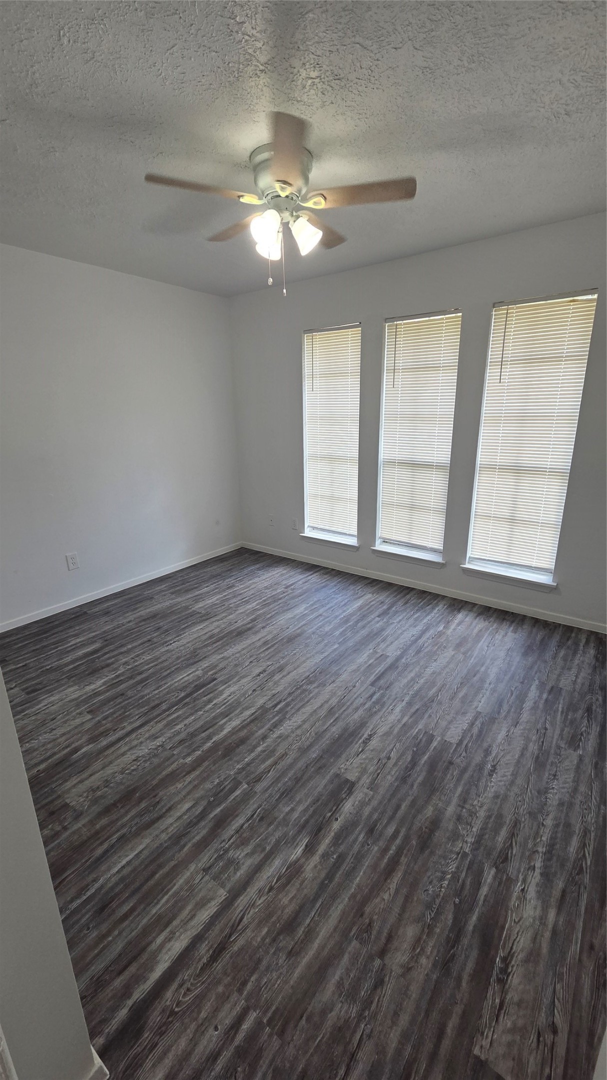 19515 Woodglen Drive Property Photo 7