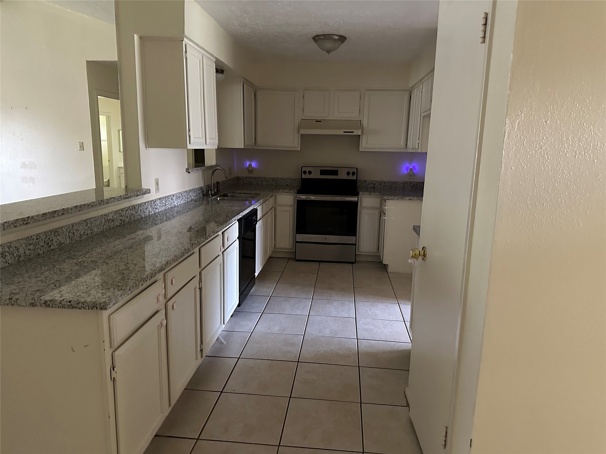 13910 Towne Way Drive Property Photo 5