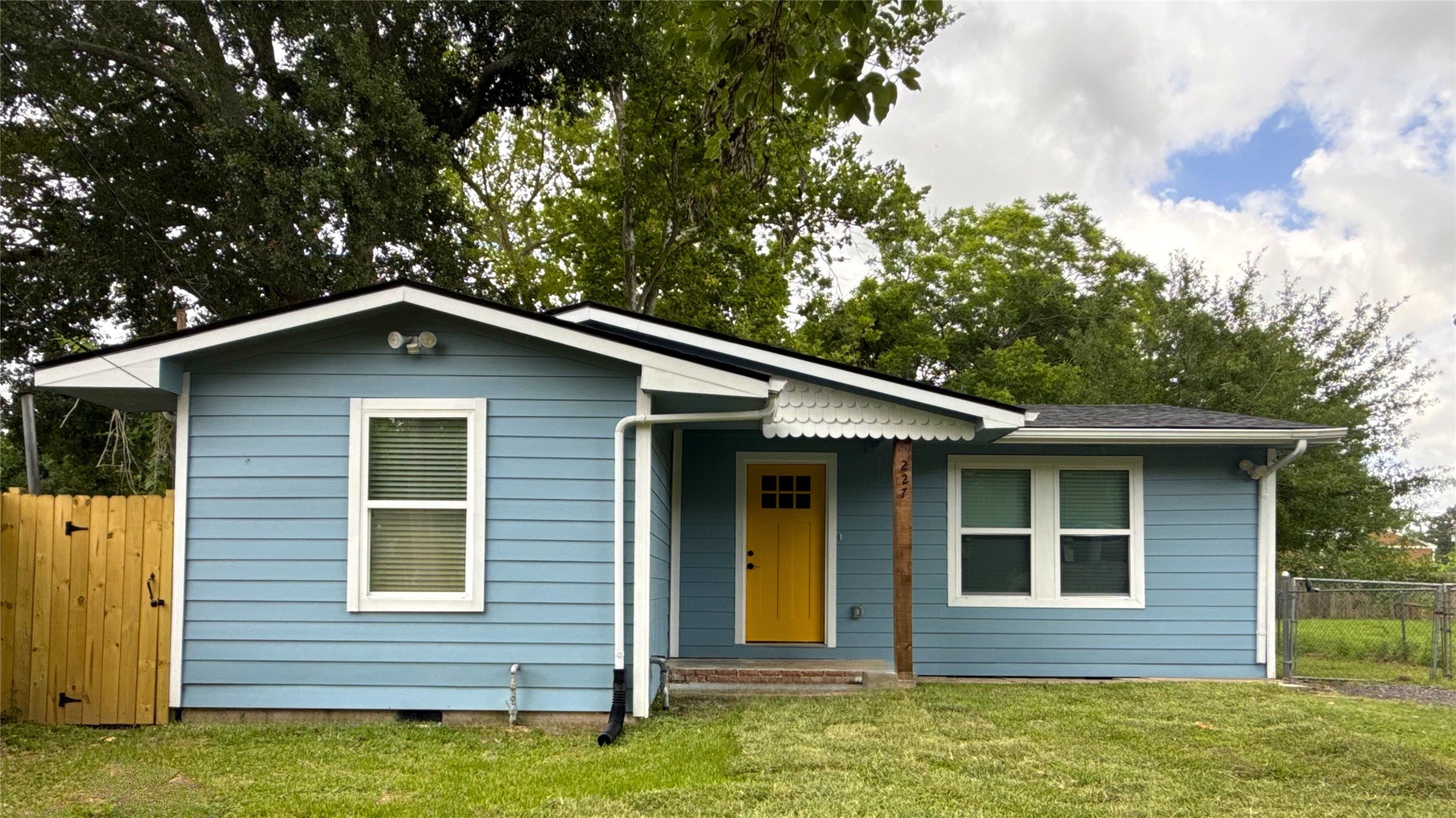 227 Kansas Street Property Photo 3