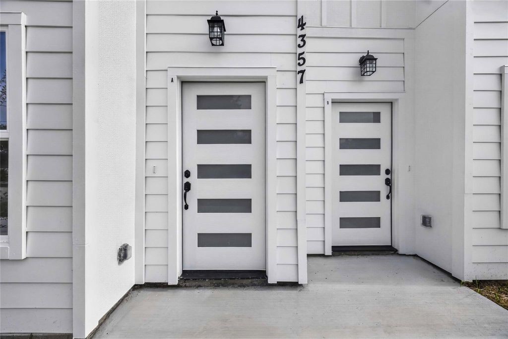 4357 Elmwood Street D Property Photo 4