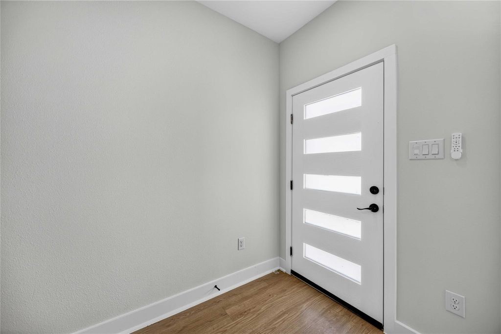 4357 Elmwood Street D Property Photo 5