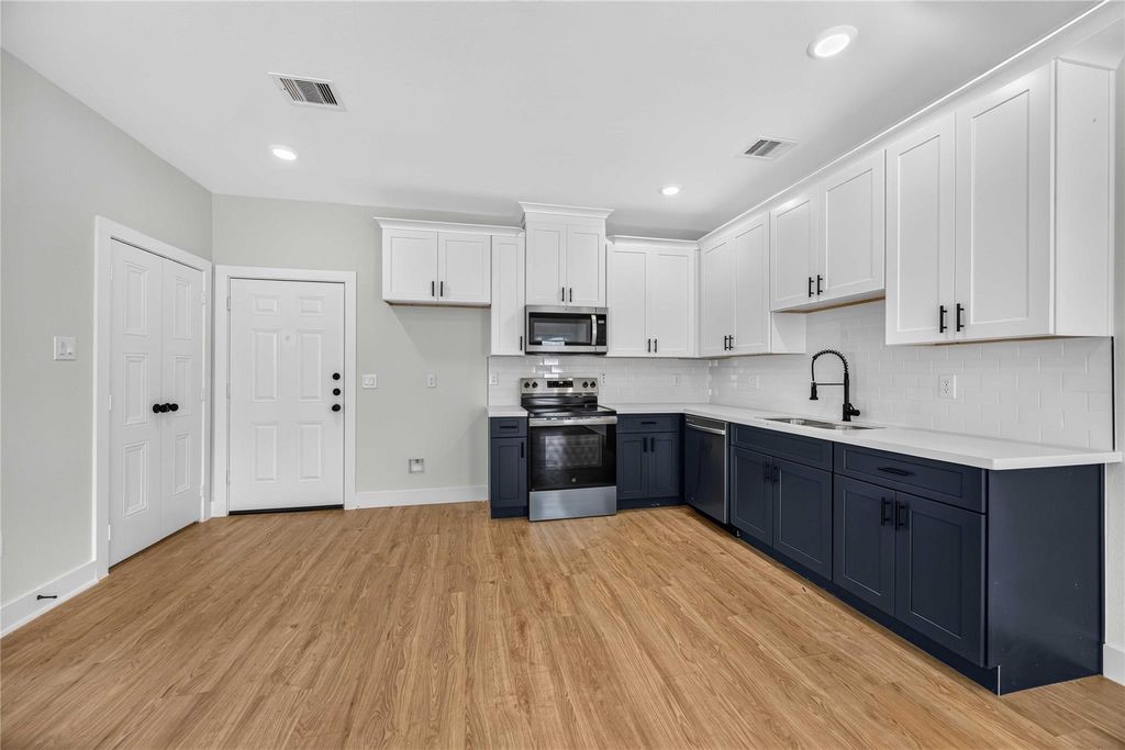 4357 Elmwood Street D Property Photo 6