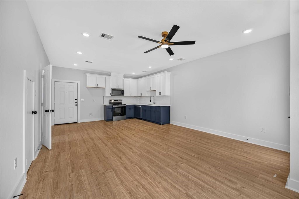 4357 Elmwood Street D Property Photo 7