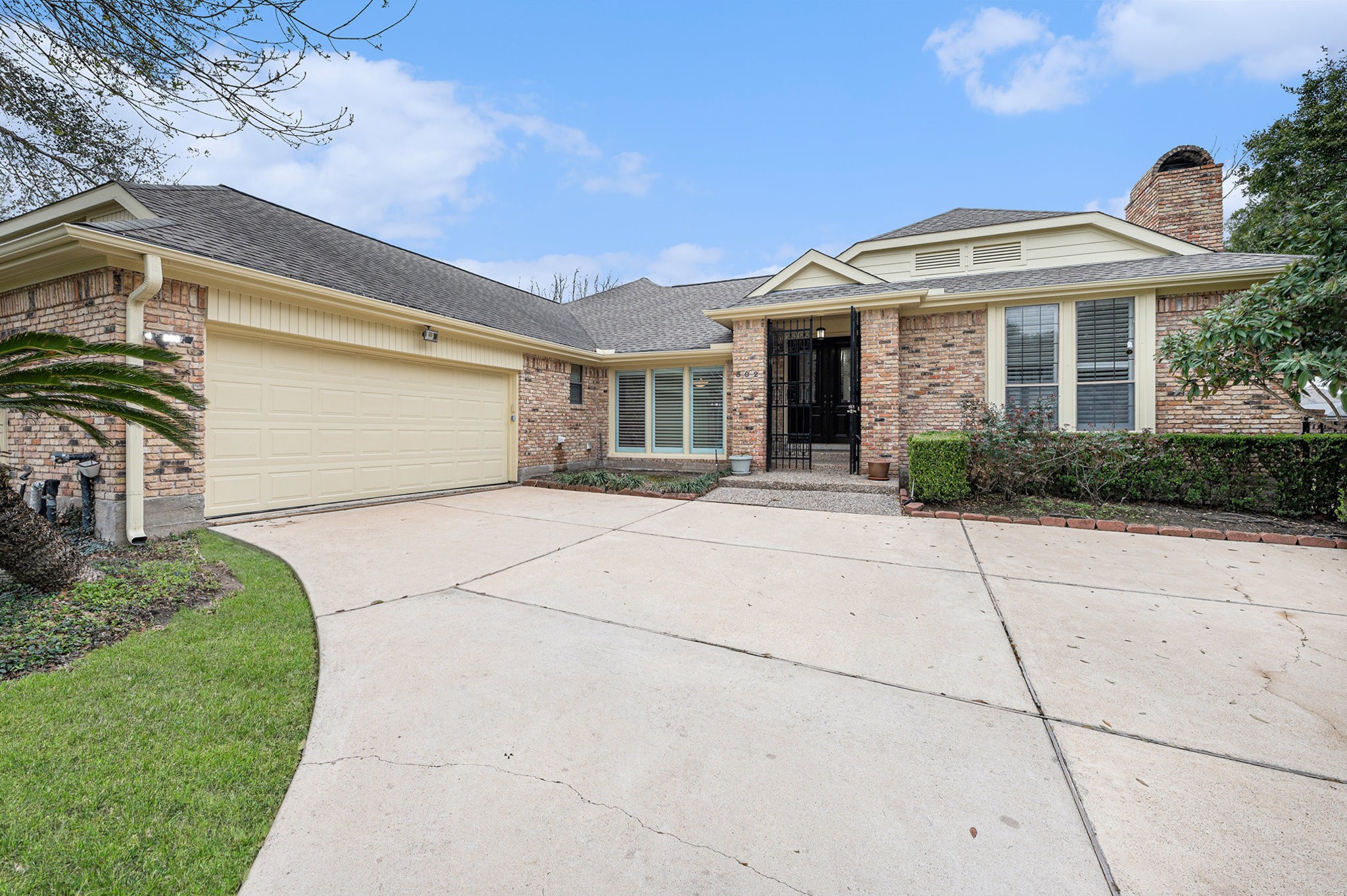 302 Longview Drive Property Photo 1