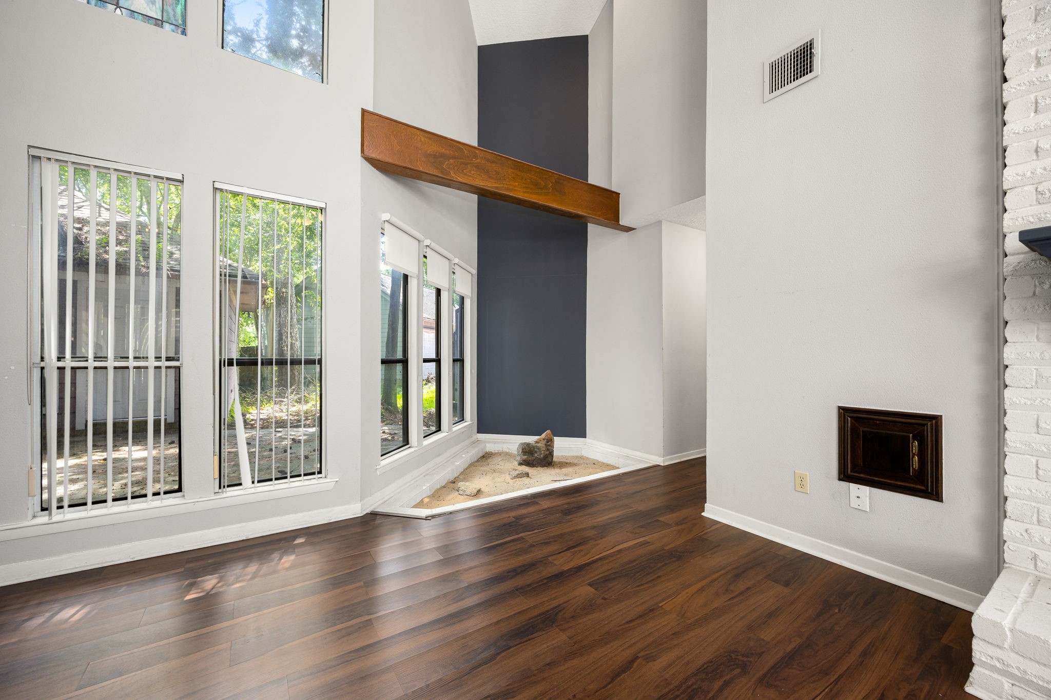 18519 Walden Forest Drive Property Photo 8