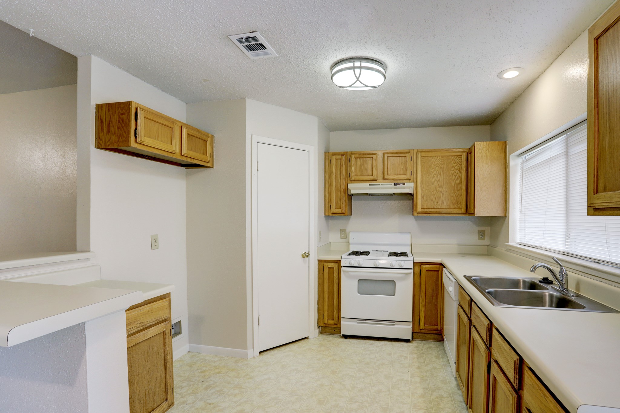 18163 Brooknoll Drive Property Photo 5