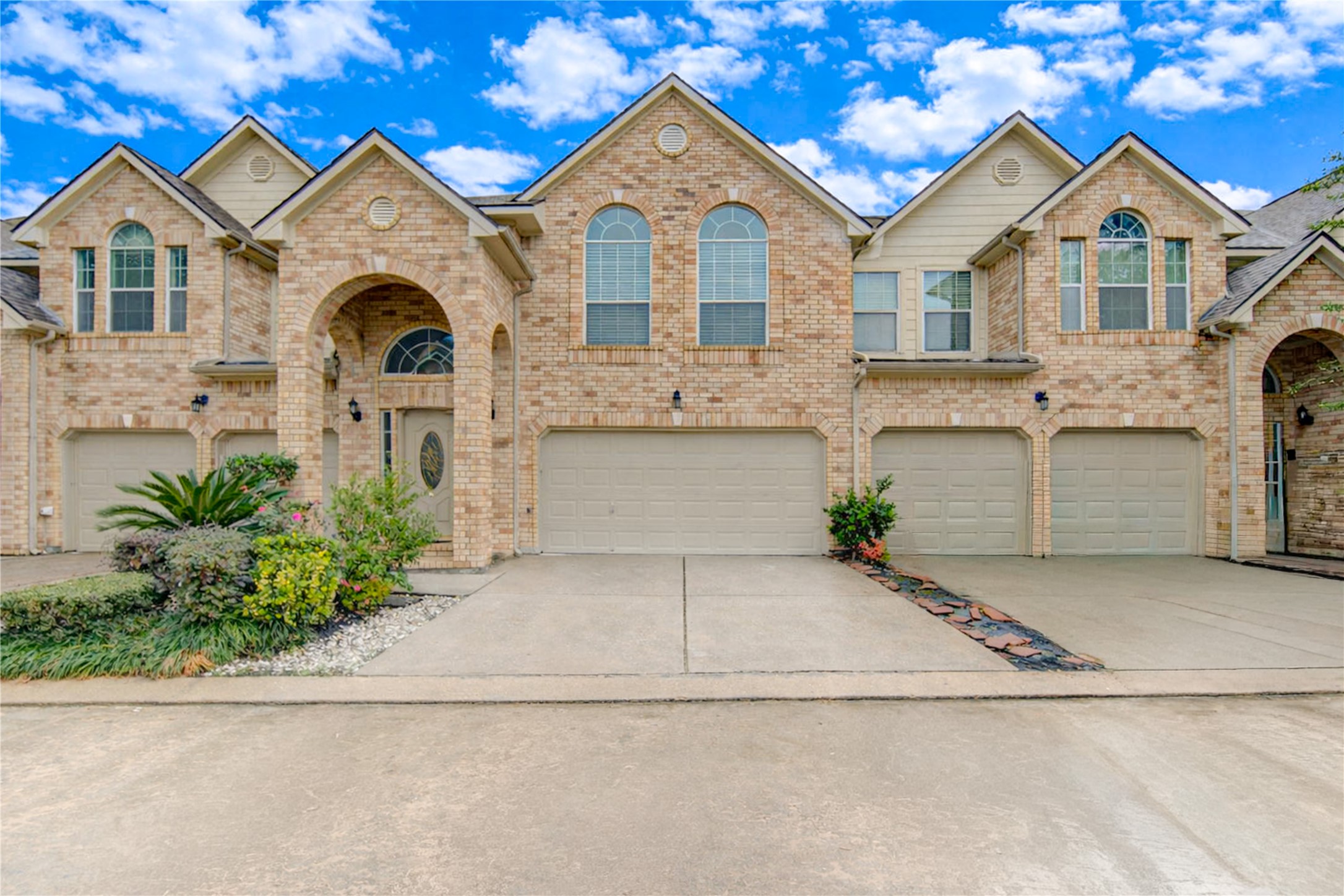 7611 S Linpar Court Property Photo 1