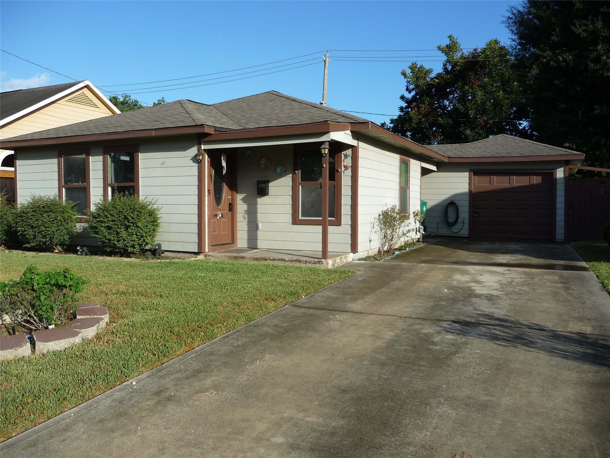 2402 Raymond Street Property Photo 1