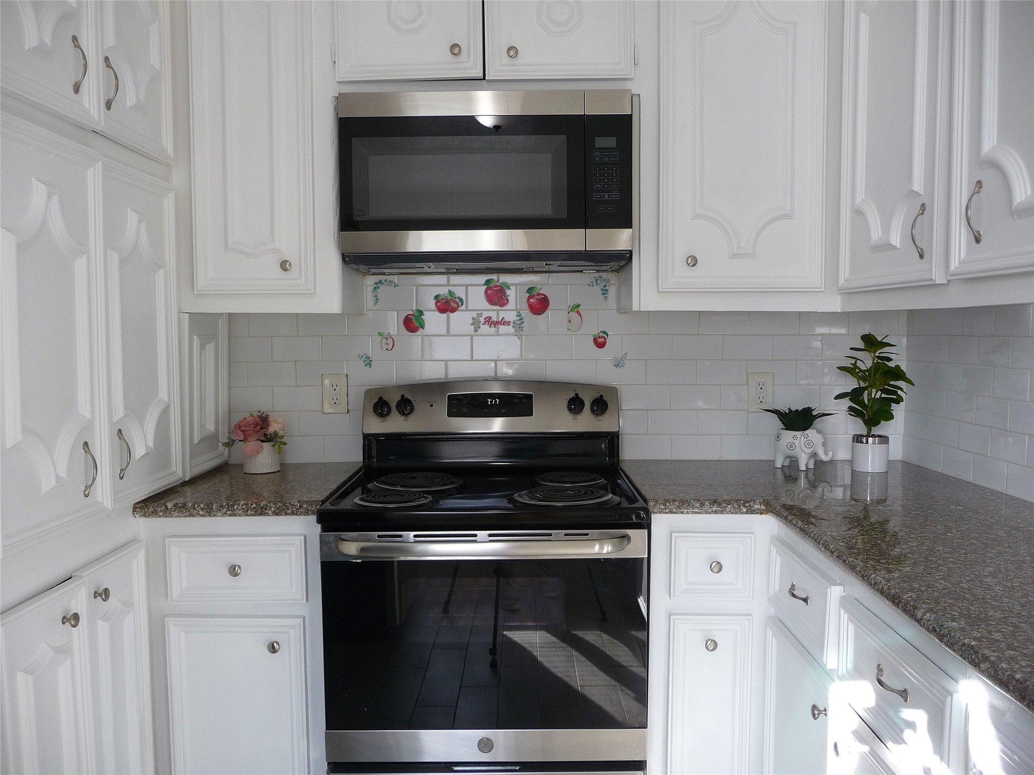 2402 Raymond Street Property Photo 6