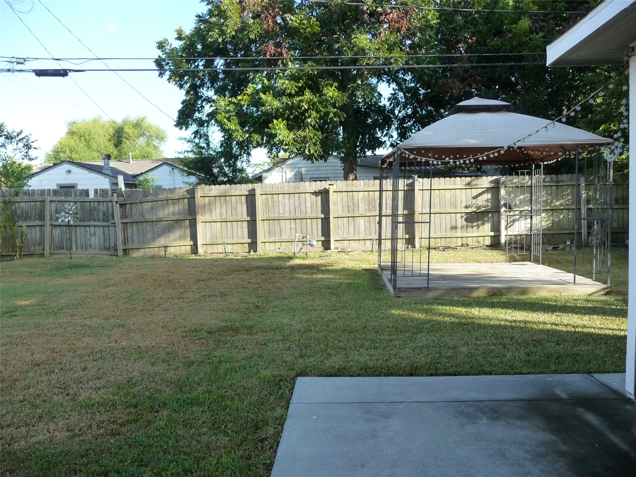 2402 Raymond Street Property Photo 16