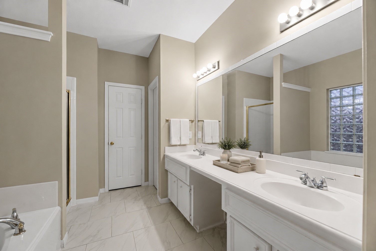 5724 Shady Hollow Court Property Photo 12