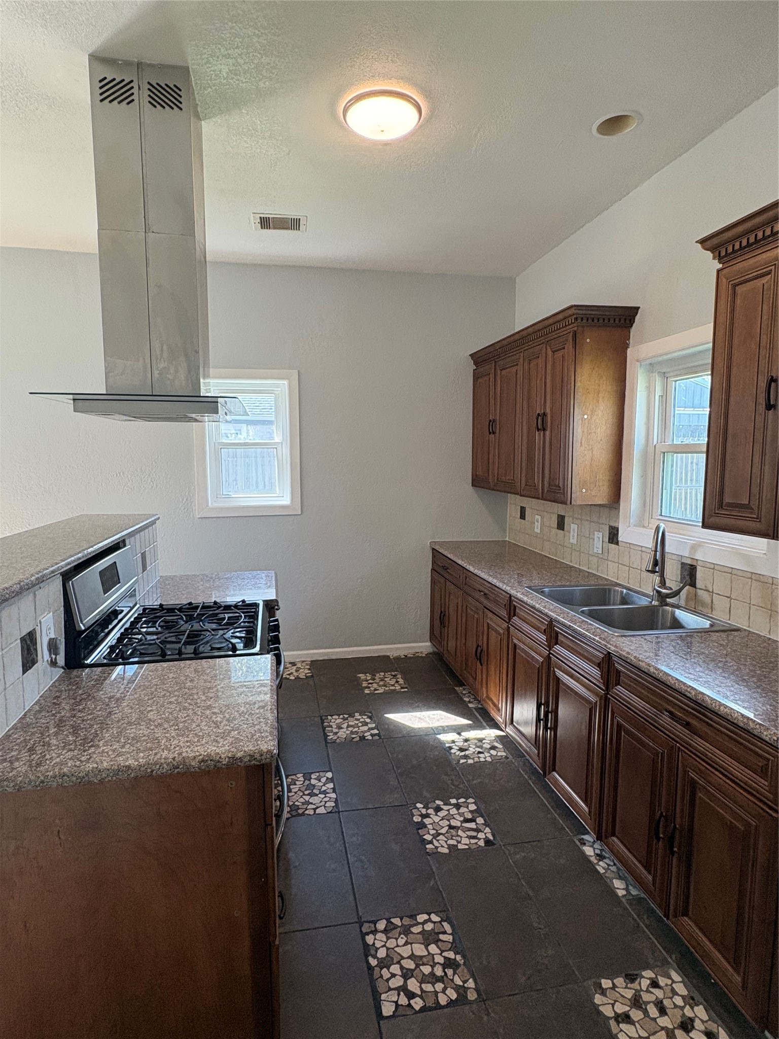 529 E Myrtle Street Property Photo 3