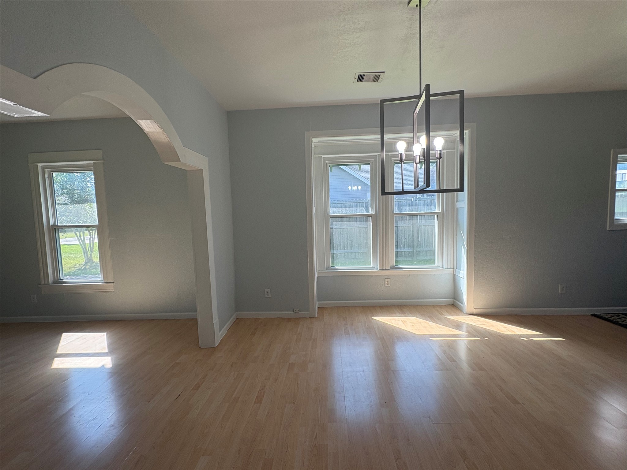 529 E Myrtle Street Property Photo 6