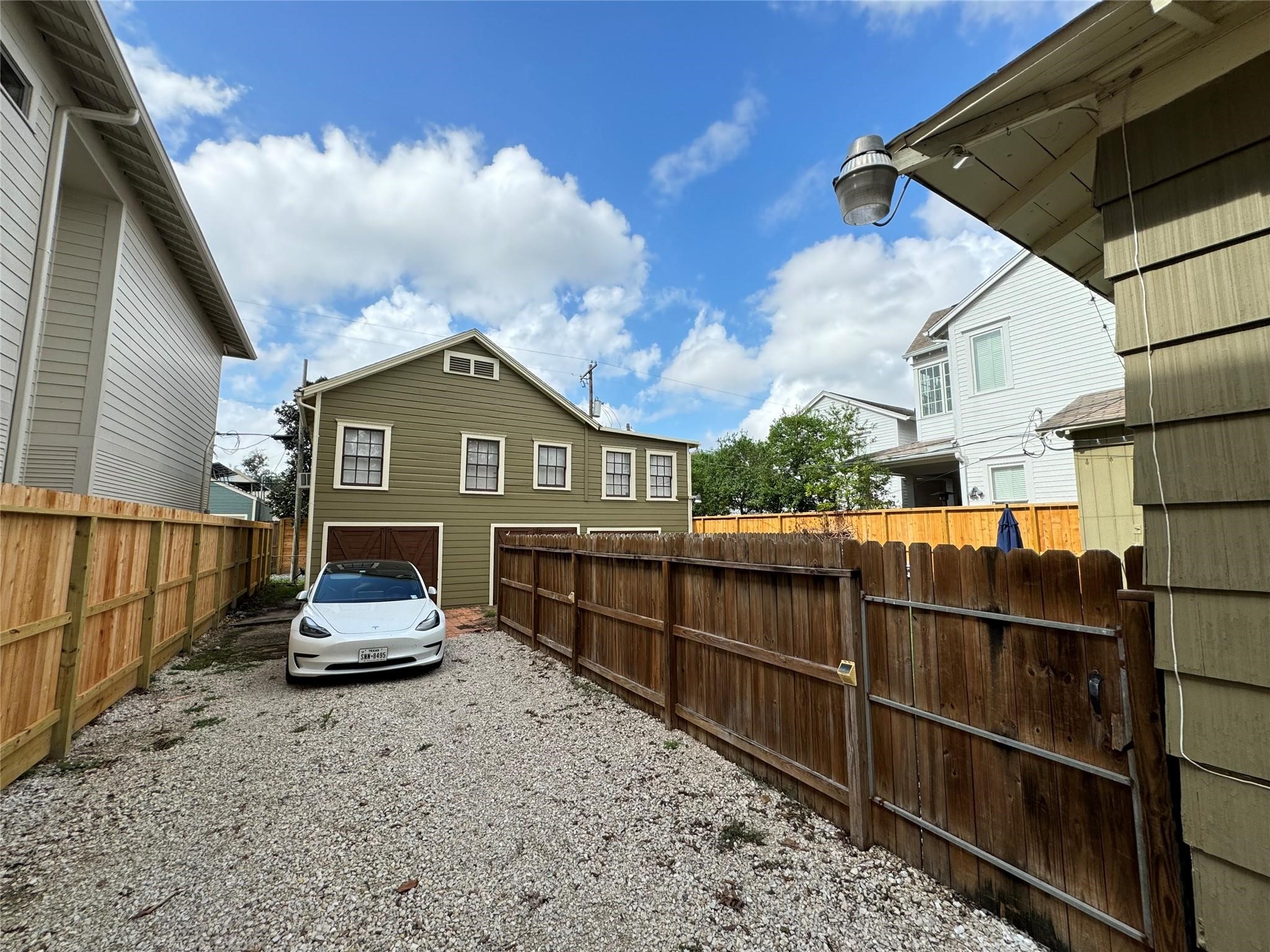 1123 1/2 Arlington Street Property Photo 4