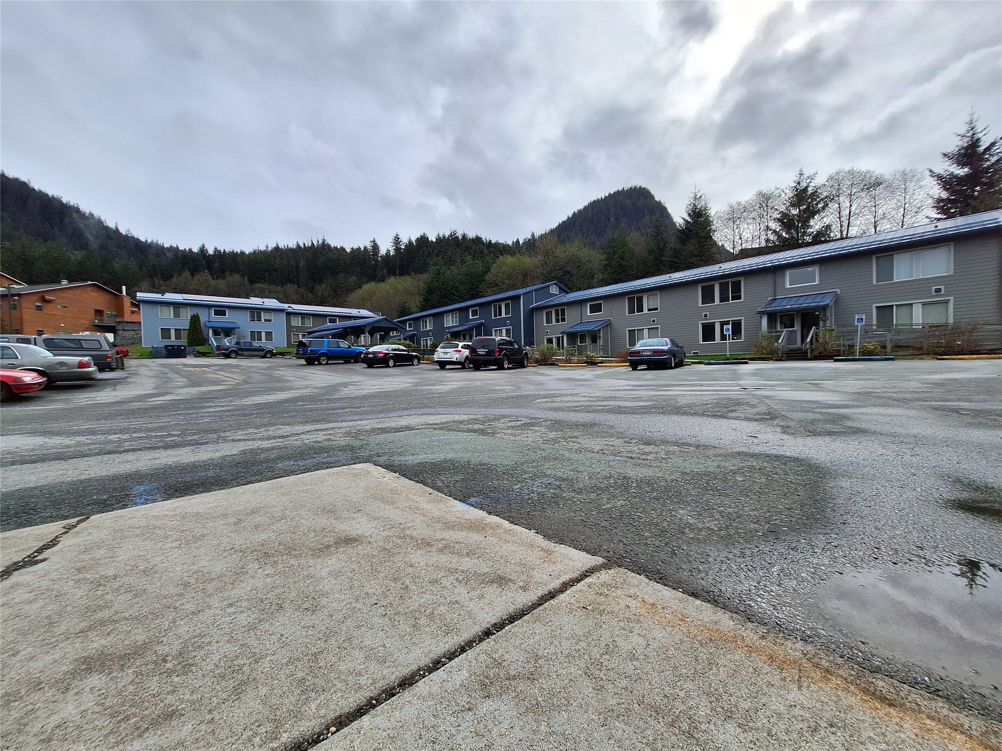 1050 Salmon Creek Ln Property Photo 2