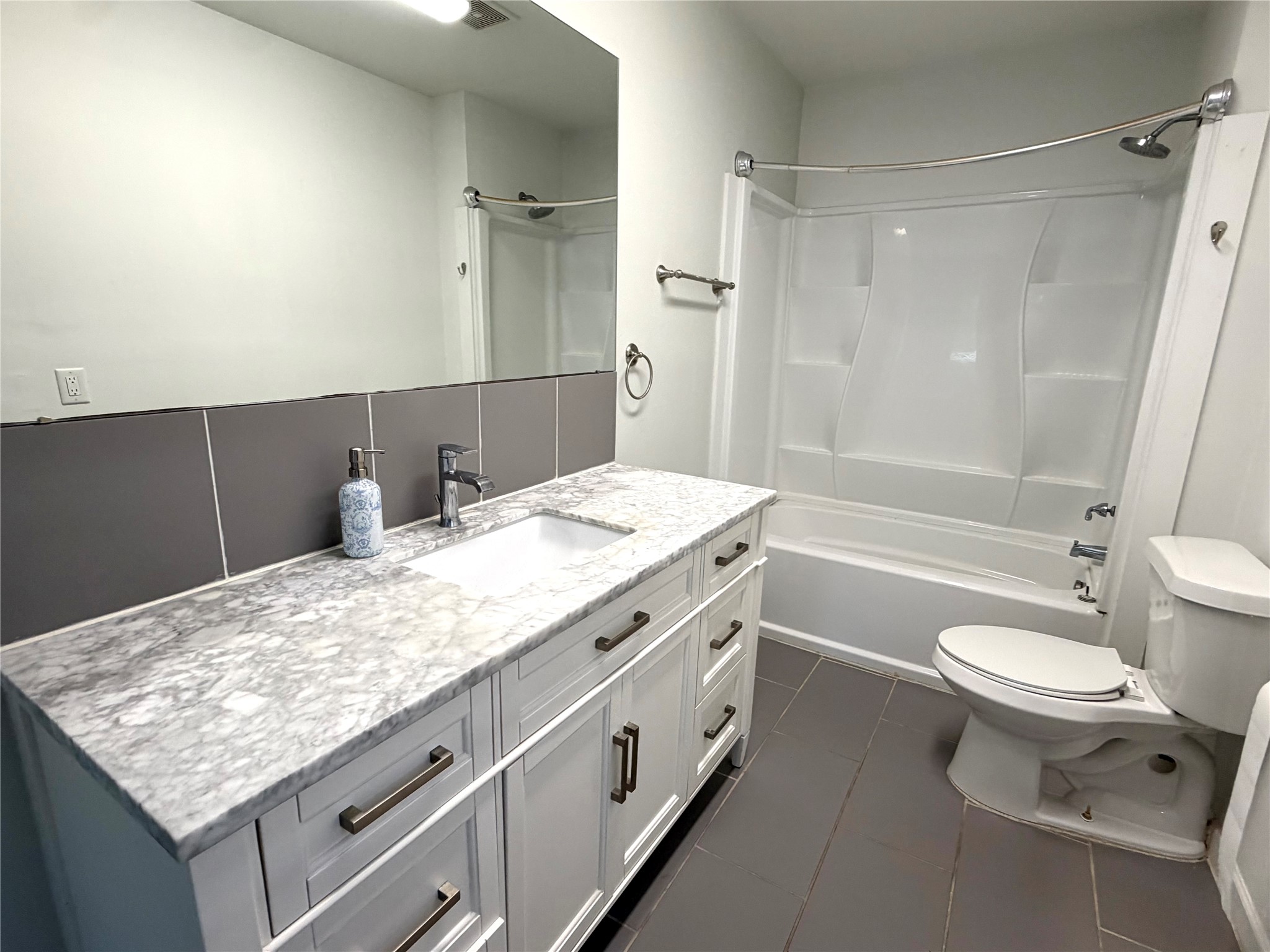 1126 Ryon St A Property Photo 3
