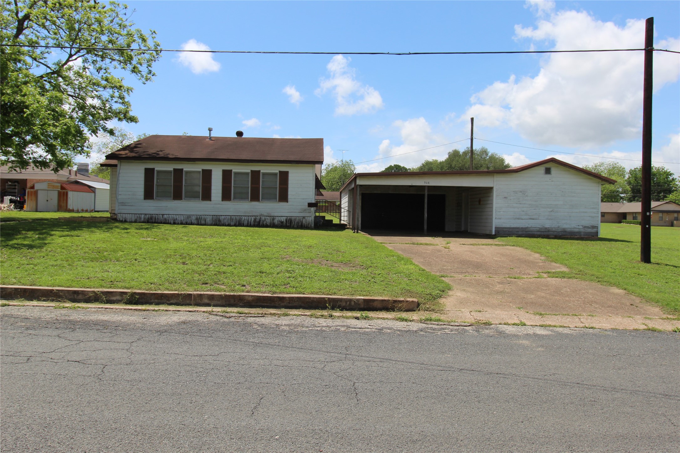 908 Paulus Street Property Photo 1