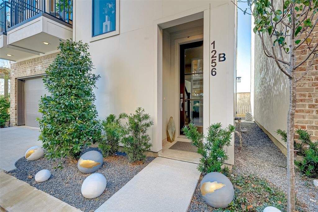 1256 N Post Oak Road B Property Photo 4