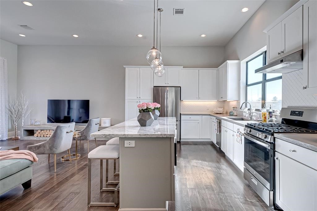 1256 N Post Oak Road B Property Photo 6