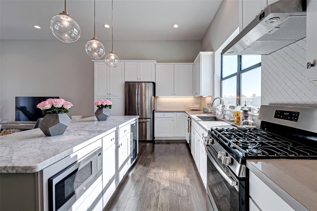 1256 N Post Oak Road B Property Photo 7