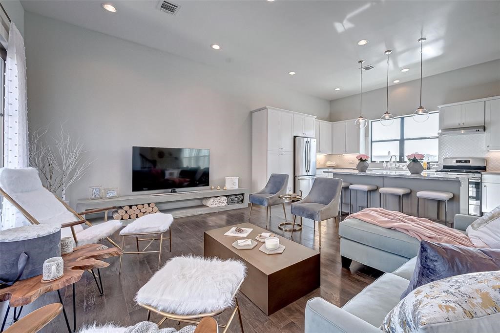 1256 N Post Oak Road B Property Photo 16