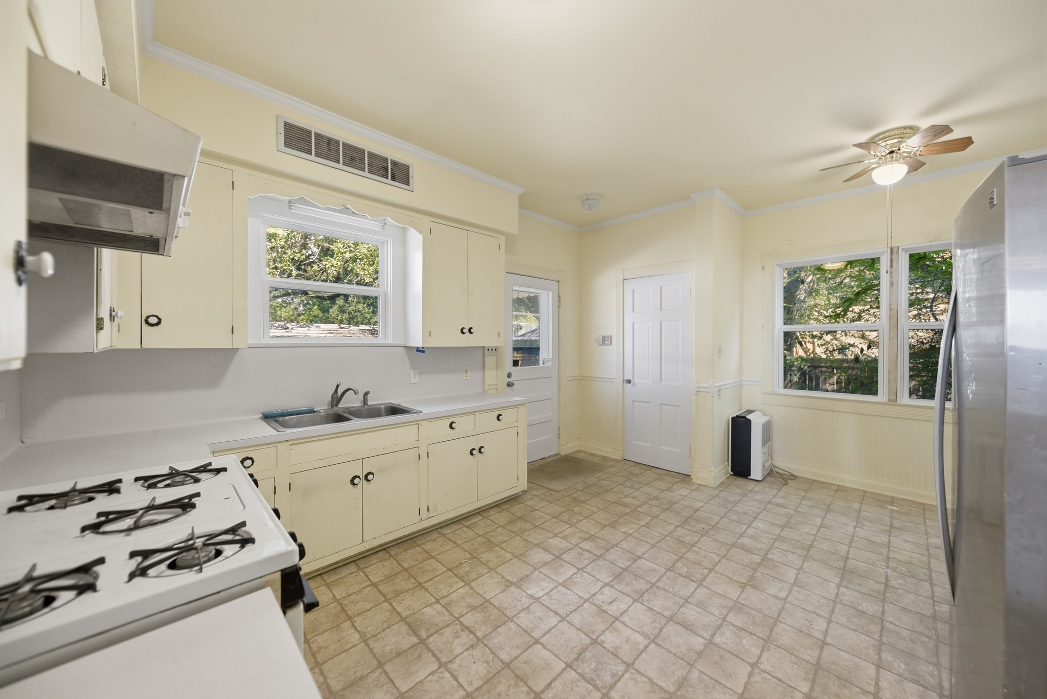 628 E Main Street Property Photo 18