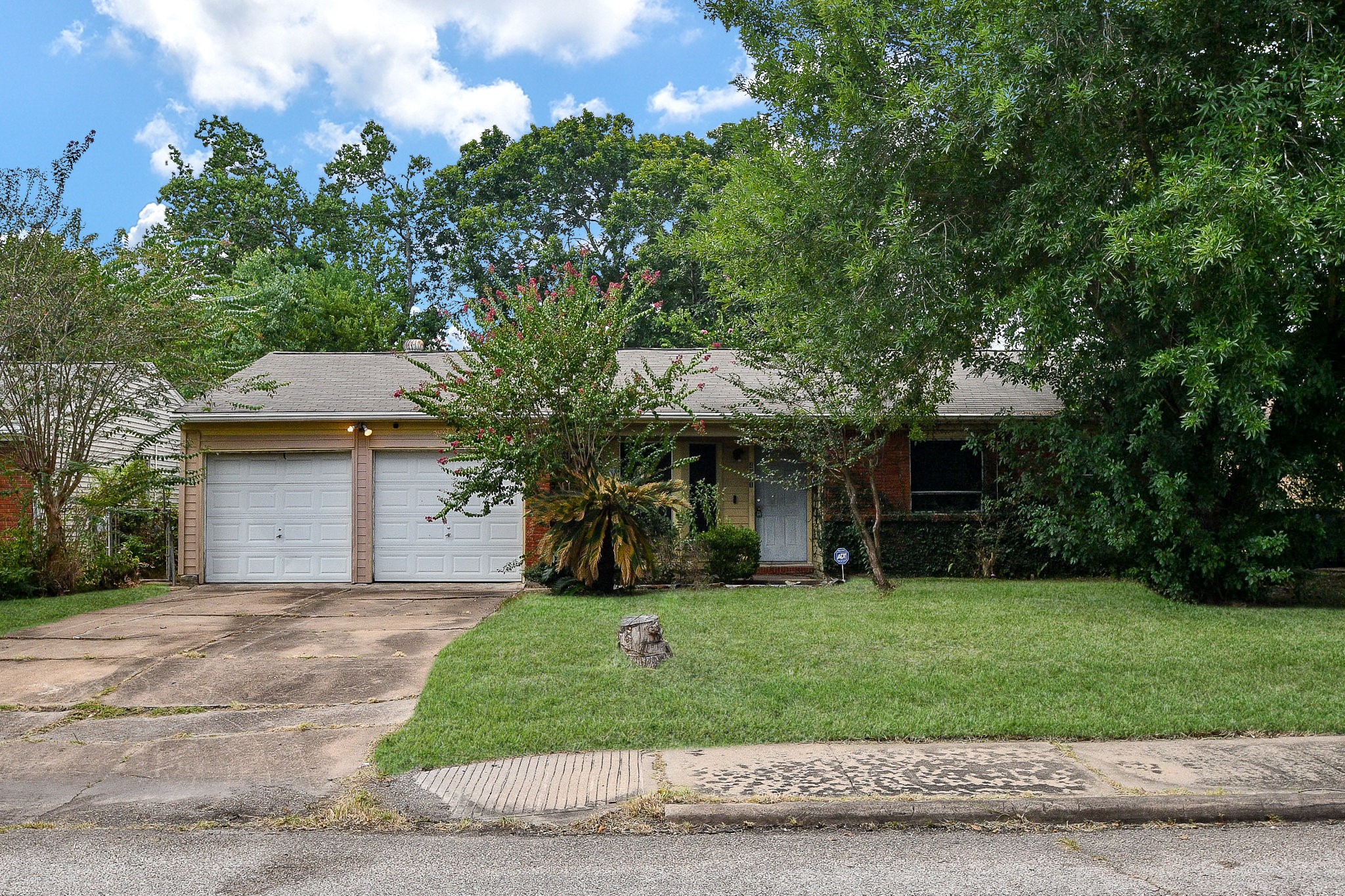 4231 S Acres Drive Property Photo 2