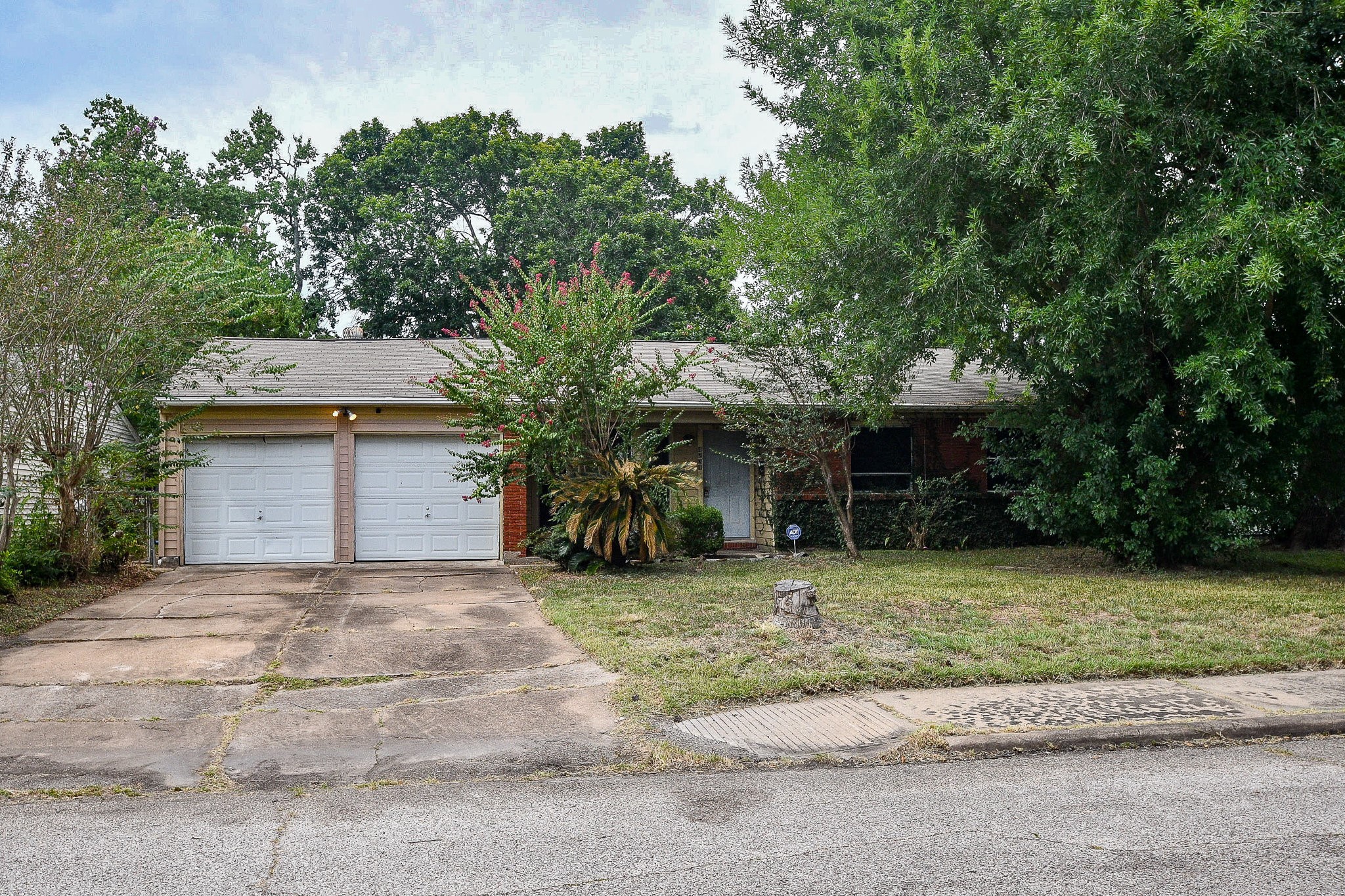 4231 S Acres Drive Property Photo 4