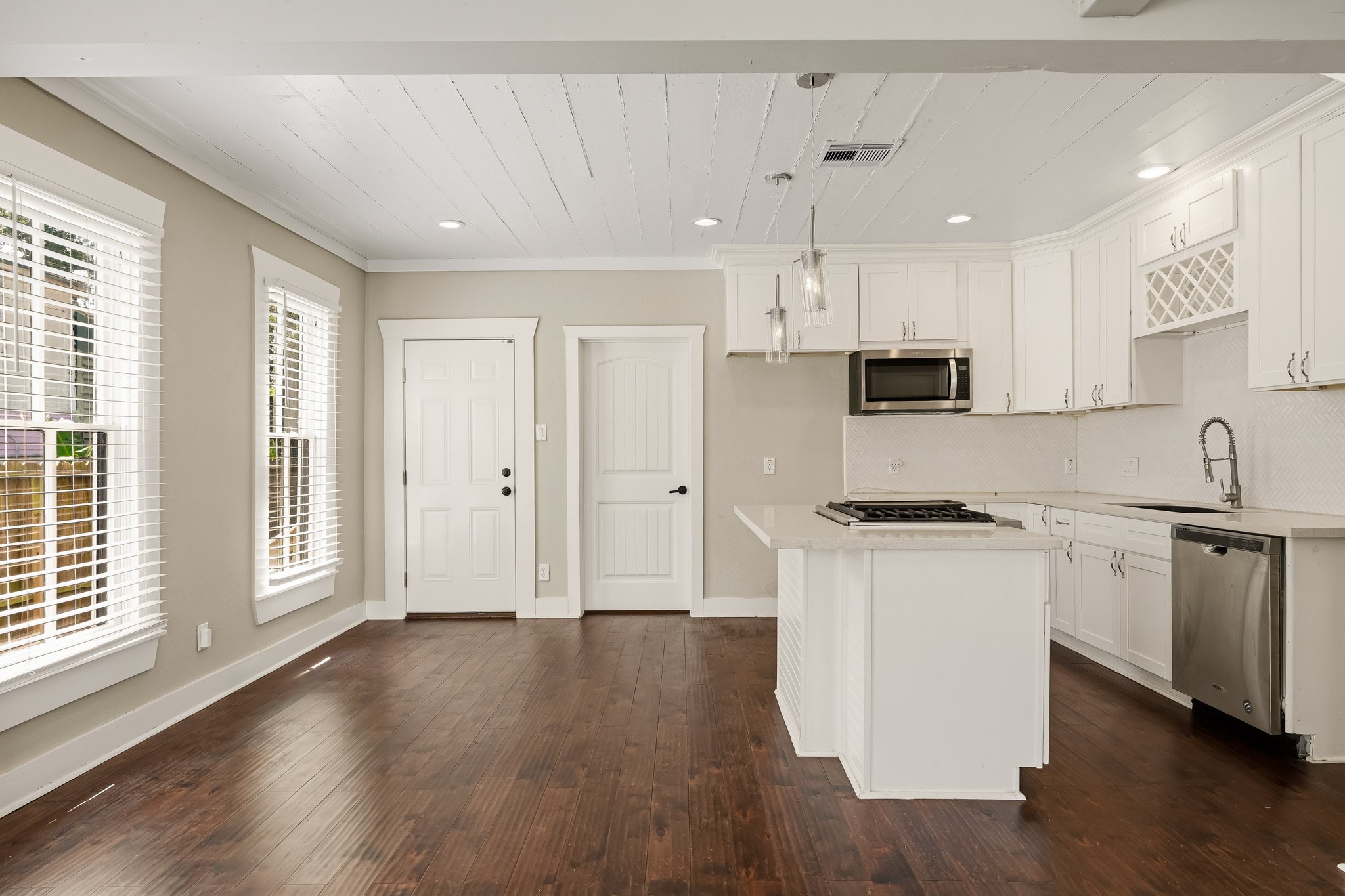 1011 Sealy Street Property Photo 8