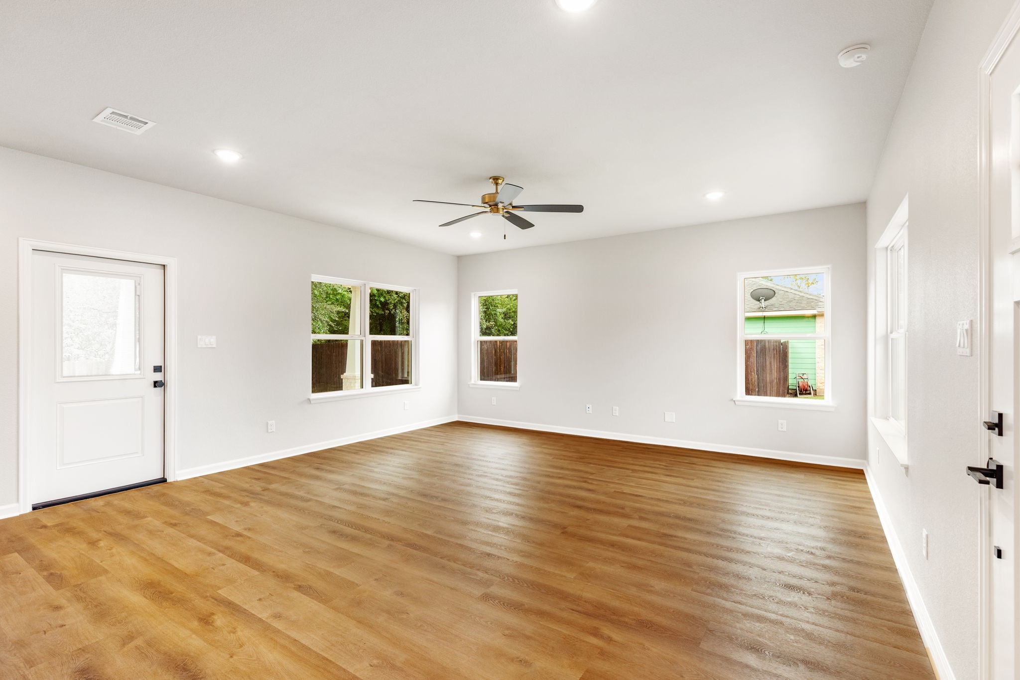2121 Manning Property Photo 2