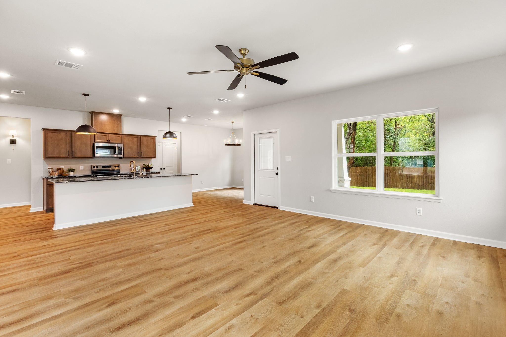 2121 Manning Property Photo 3